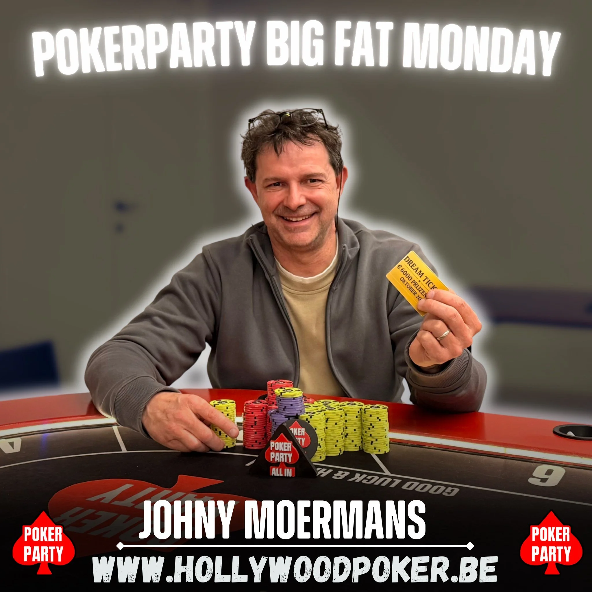 Man zit aan een pokertafel met een grote stapel chips en geeft een speech of presenteert, met tekstbanners die zeggen 'Pokerparty Big Fat Monday' en 'Johny Moermans'.