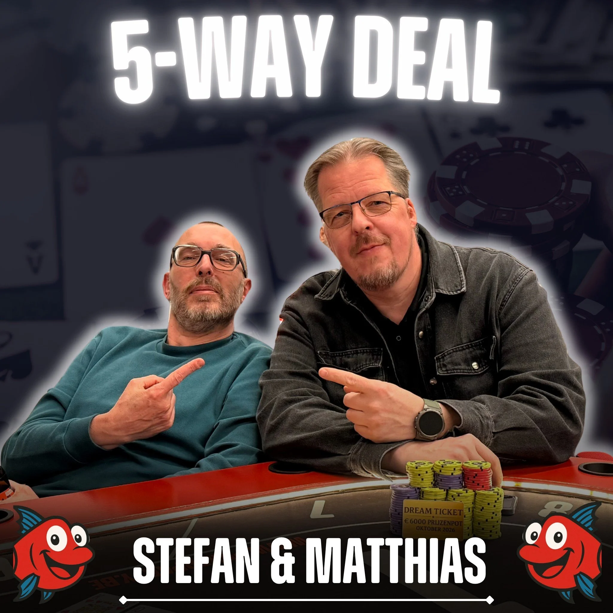Twee mannen zitten aan een pokertafel, eerste man linksonder en tweede man rechts. Ze wijzen naar elkaar met hun vingers, op de tafel liggen fiches en een bordje met 'Dream Ticket €6000 prijzenpot oktober 2022'. Op de achtergrond staat de tekst '5-WAY DEAL'.