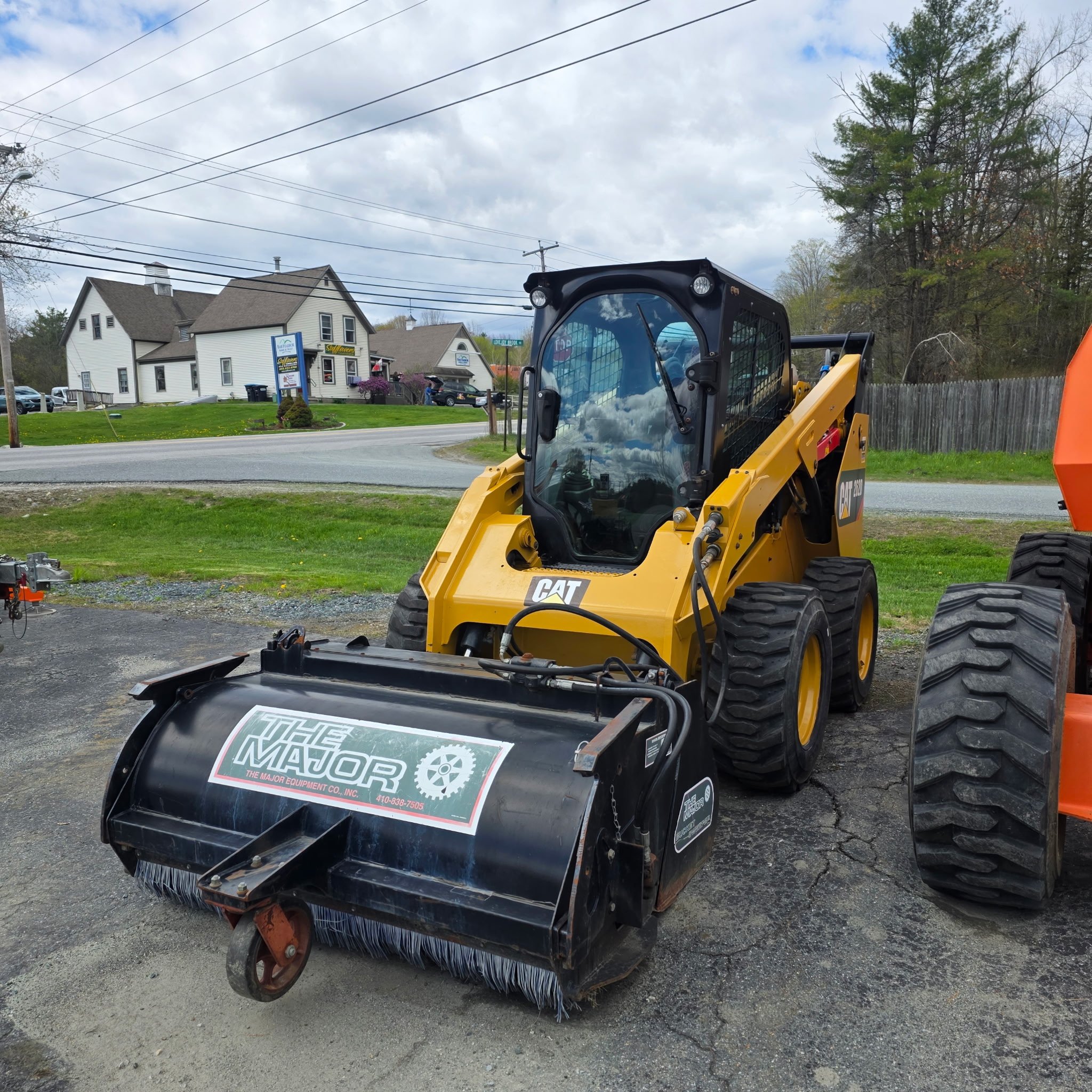 CAT 262D SKID STEER LOADER WITH POWER BROOM ATTACHMENT