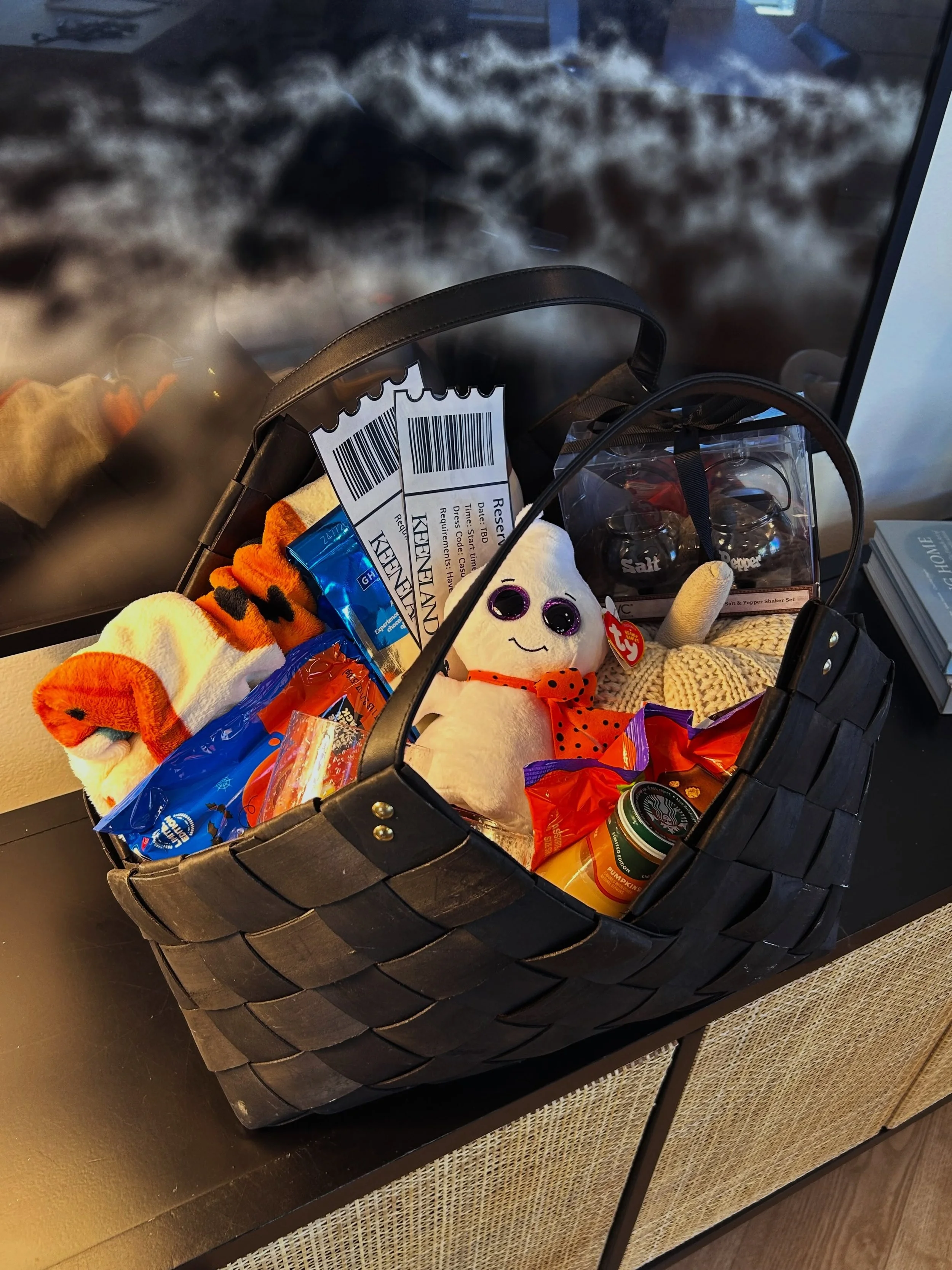 🍁It&rsquo;s officially Fall giveaway season!🍁

We&rsquo;re getting in the seasonal mood with a Social Media Giveaway you won&rsquo;t want to miss:

The winner will get a fall-themed basket loaded with seasonal and Halloween goodies, alongside TWO R