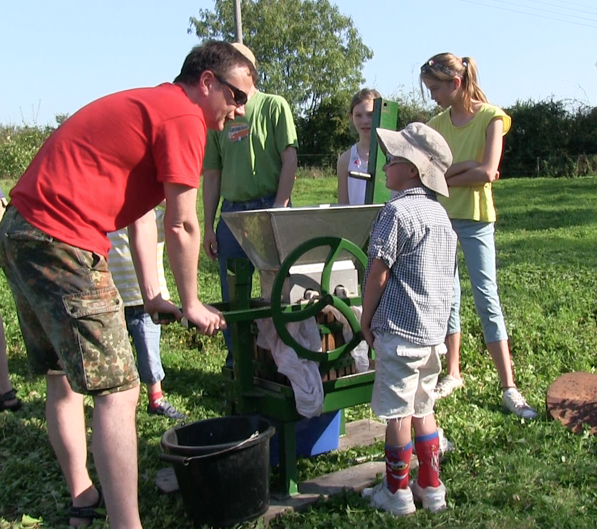 apple pressing at Ringmer Community Orchard.png