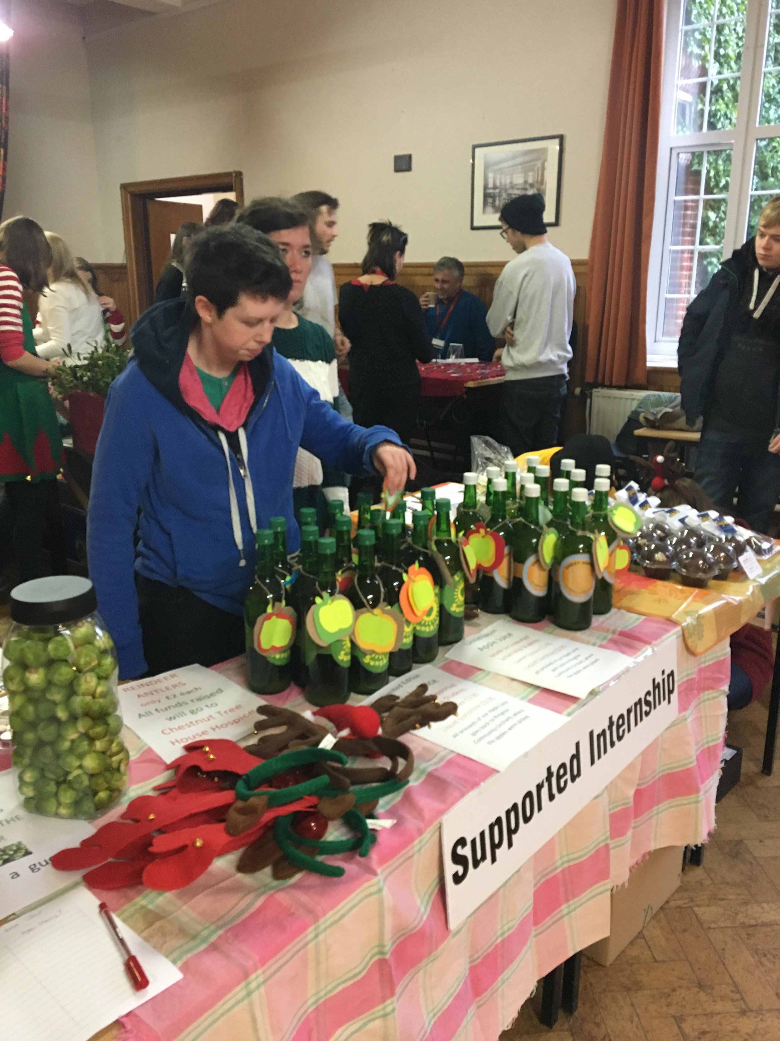apple-juice-selling.jpg