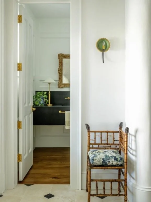 We love the placement of our sconce no. 1 in this well-appointed entryway. Thank you for sharing a glimpse into your beautiful home @karla_j_king -we are dying to see more!

Photography: @kelliboydphotography 
Architect: @courtakinsgroup
Builder: @cs