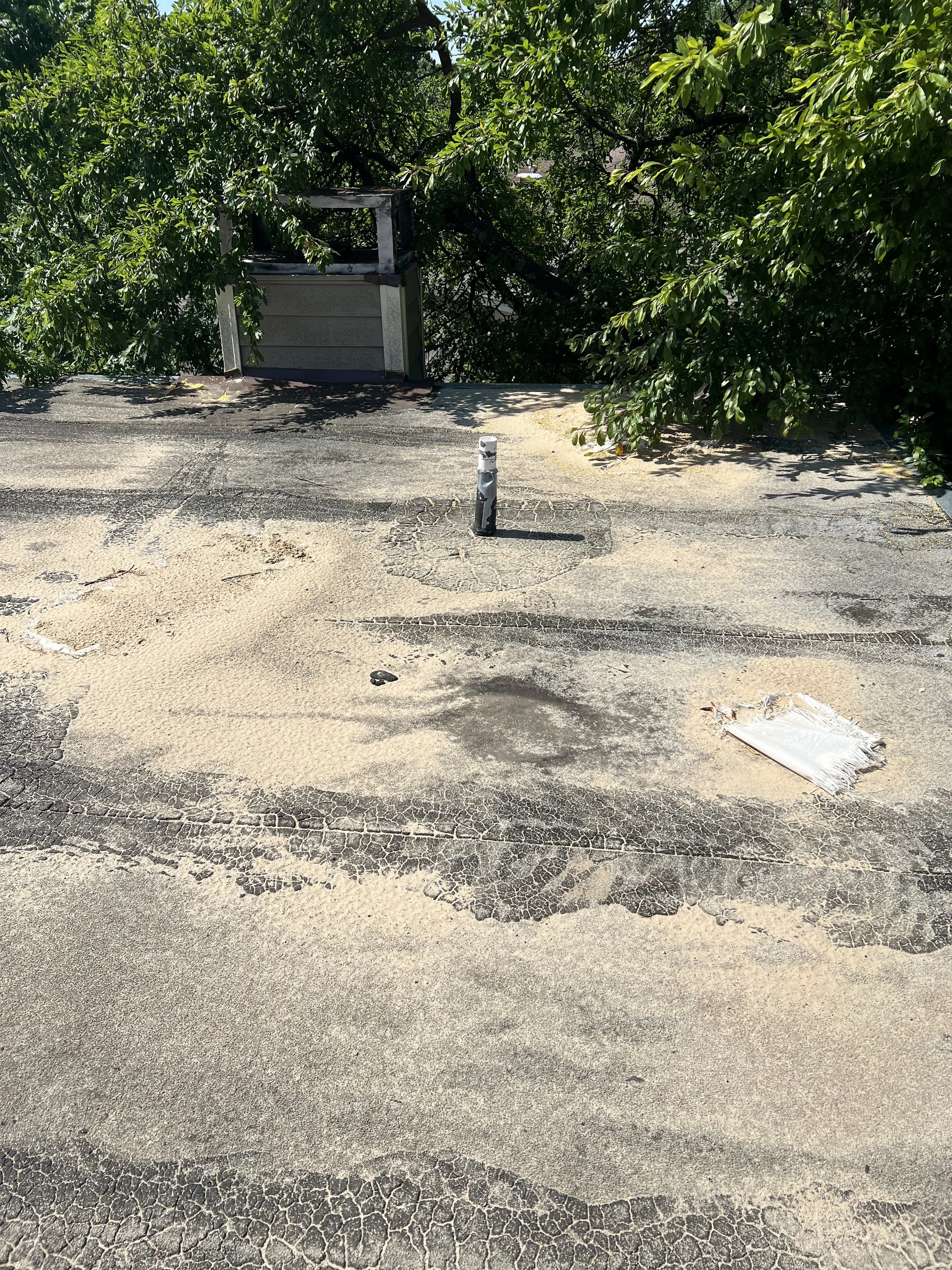 Flat Roof Inspection & Damage Assessment
Bulldog Restoration inspecting a residential flat roofing system for hail damage, wind damage, membrane deterioration, and potential leak areas. A professional roof inspection after severe Oklahoma weather can