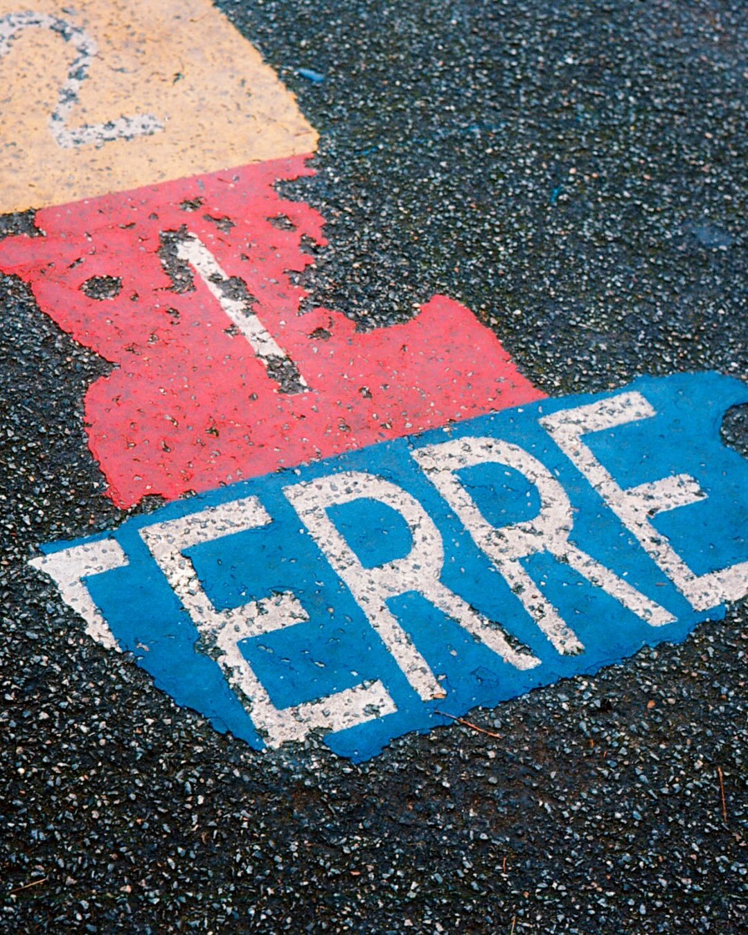 C&rsquo;est une ville comme il y en a des milliers en France, et s&ucirc;rement d&rsquo;autres milliers &agrave; travers l&rsquo;Europe. Une ville o&ugrave; la cr&eacute;ativit&eacute; s&rsquo;exprime sur les ronds-points et dans les jardins pavillon