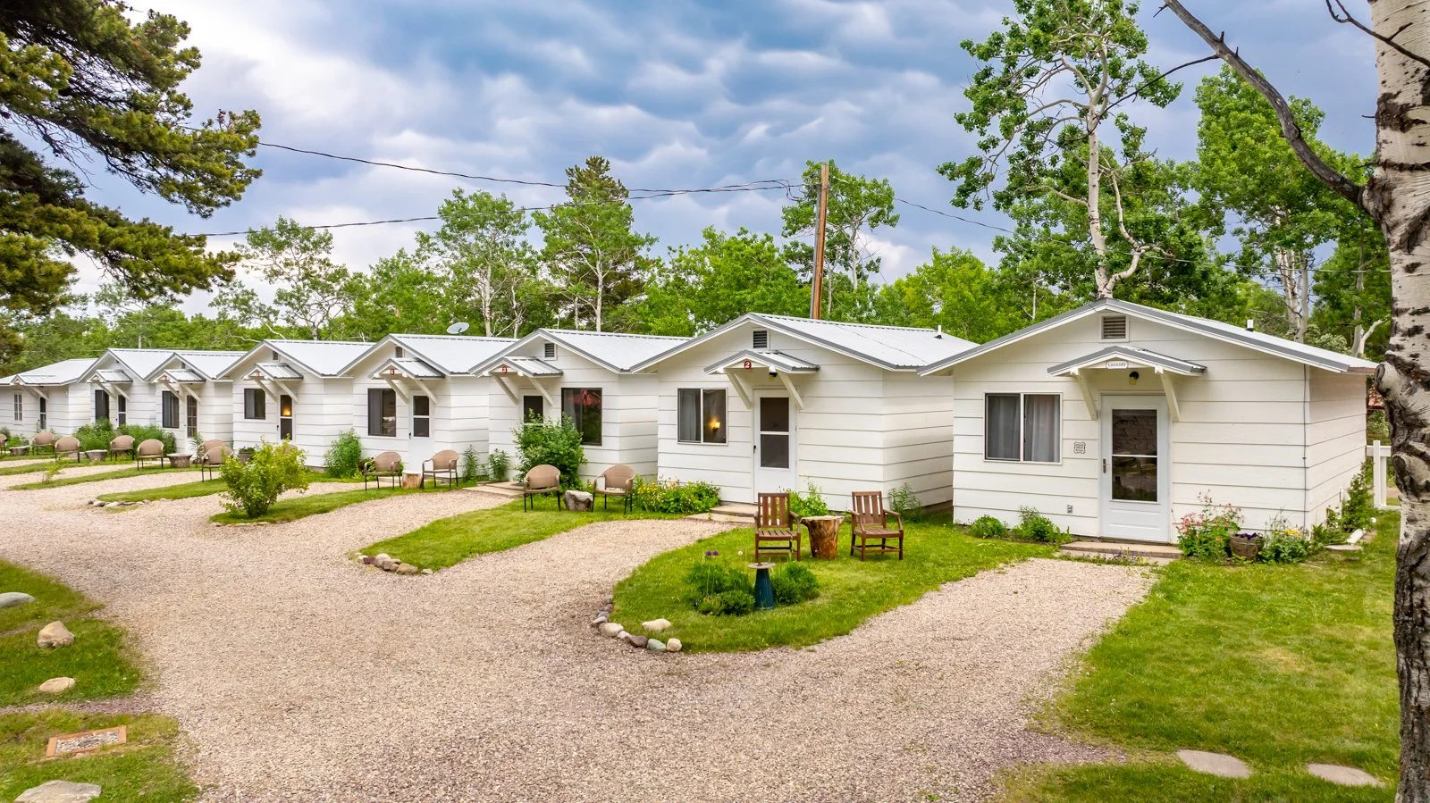 jacobsons-cottages-east-glacier-montana-4.jpg