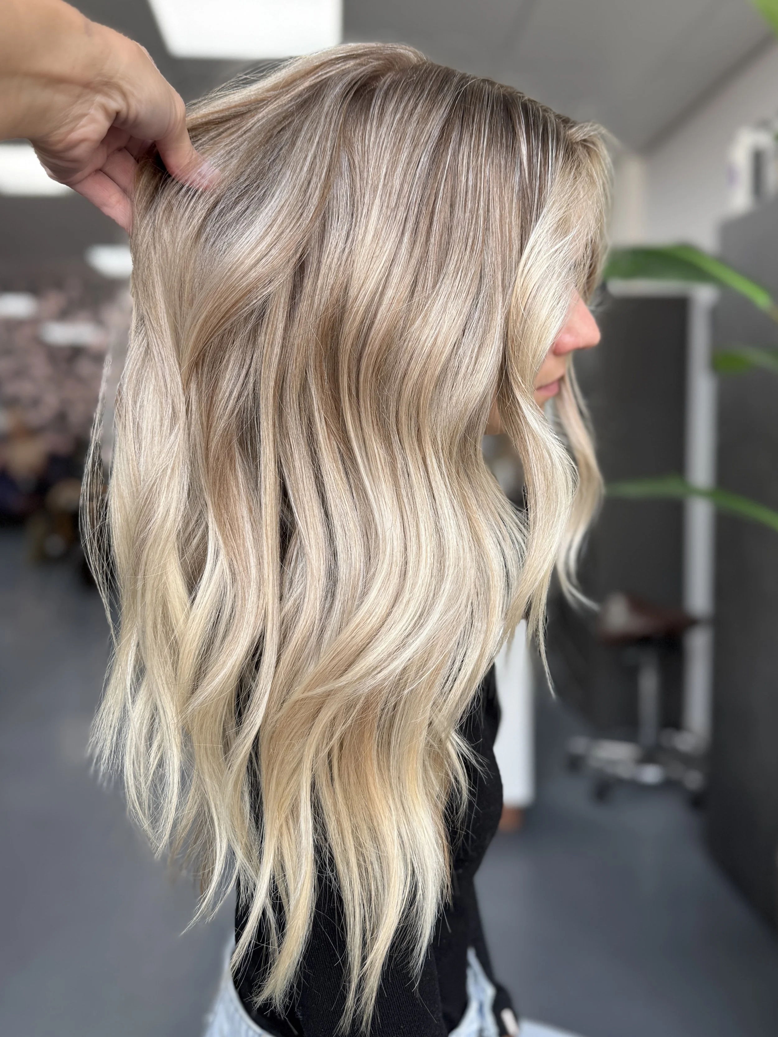 Sabrina Dijkman Hair, Blonde specialist Netherlands, AirTouch blonding Netherlands, Luxury hair salon Netherlands, Hair stylist Zwaag Netherlands, Hair education Netherlands, Bridal hairstylist Netherlands, High end hair color Netherlands