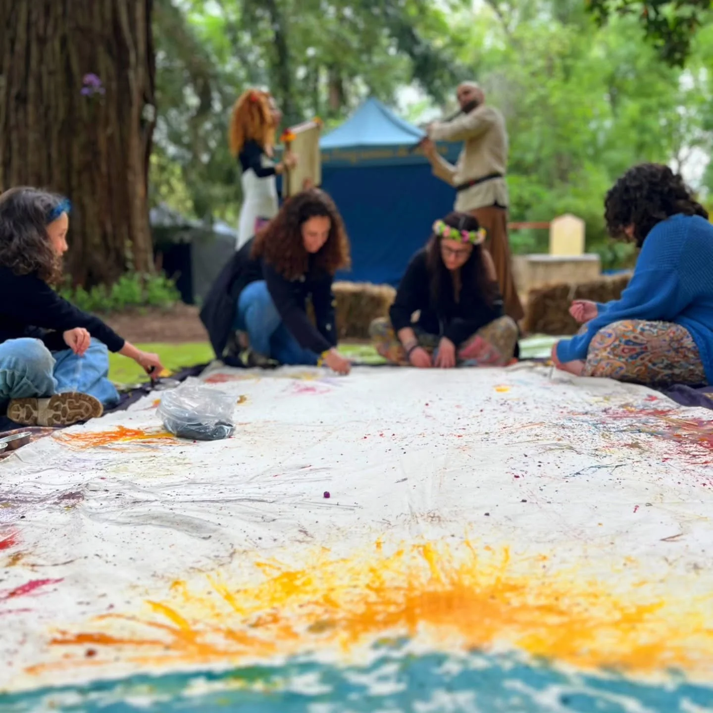 ✨ Gratid&atilde;o ✨

Ainda sentimos a magia que nasceu no encontro de Cirandaya no @sintrafirefests celebrando Beltane 🌿🔥

Cirandaya &eacute; uma viv&ecirc;ncia sensorial que une corpo, som, cor e comunidade. Com panos, tintas naturais e pinc&eacut