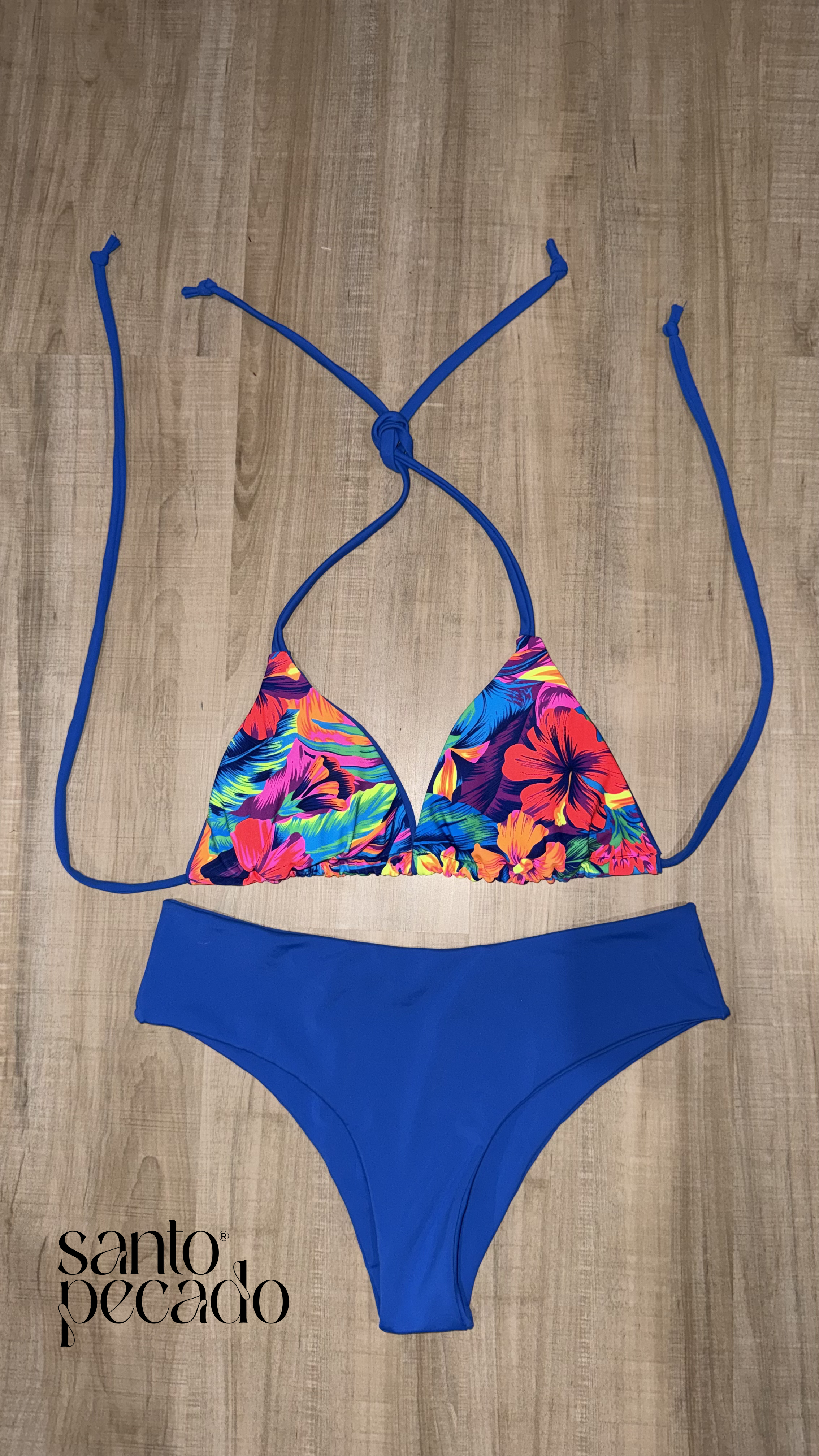 azul con flores.png