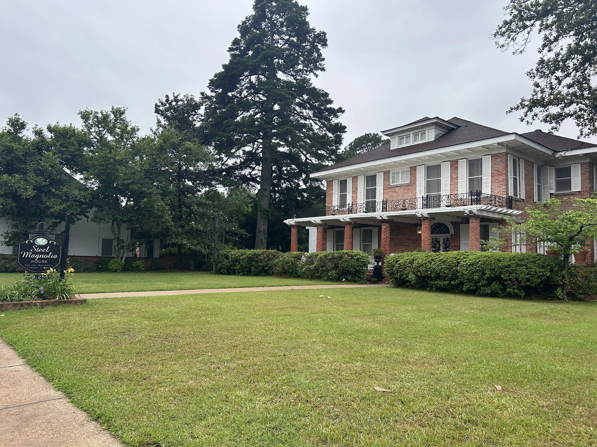  the Steel Magnolias house exterior in Natchitoches, Louisiana 