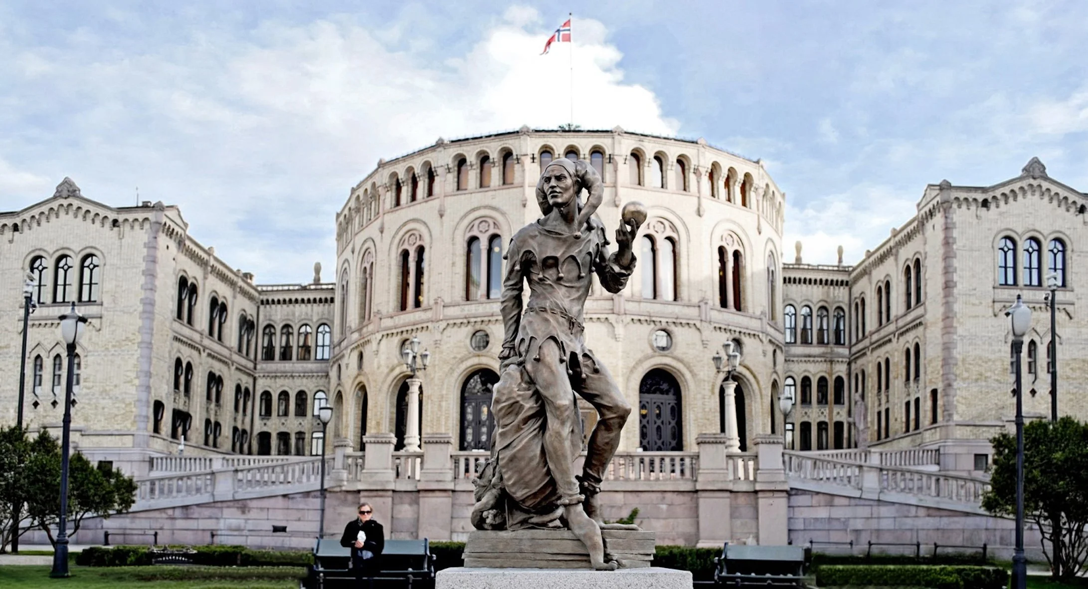 bronseskulpturen hoffnarr plassert foran stortinget i oslo på eidsvolds plass. utplassert av norsk billedhoggerforening kunststunt da høyre og fremtidspartiet kom i regjering
