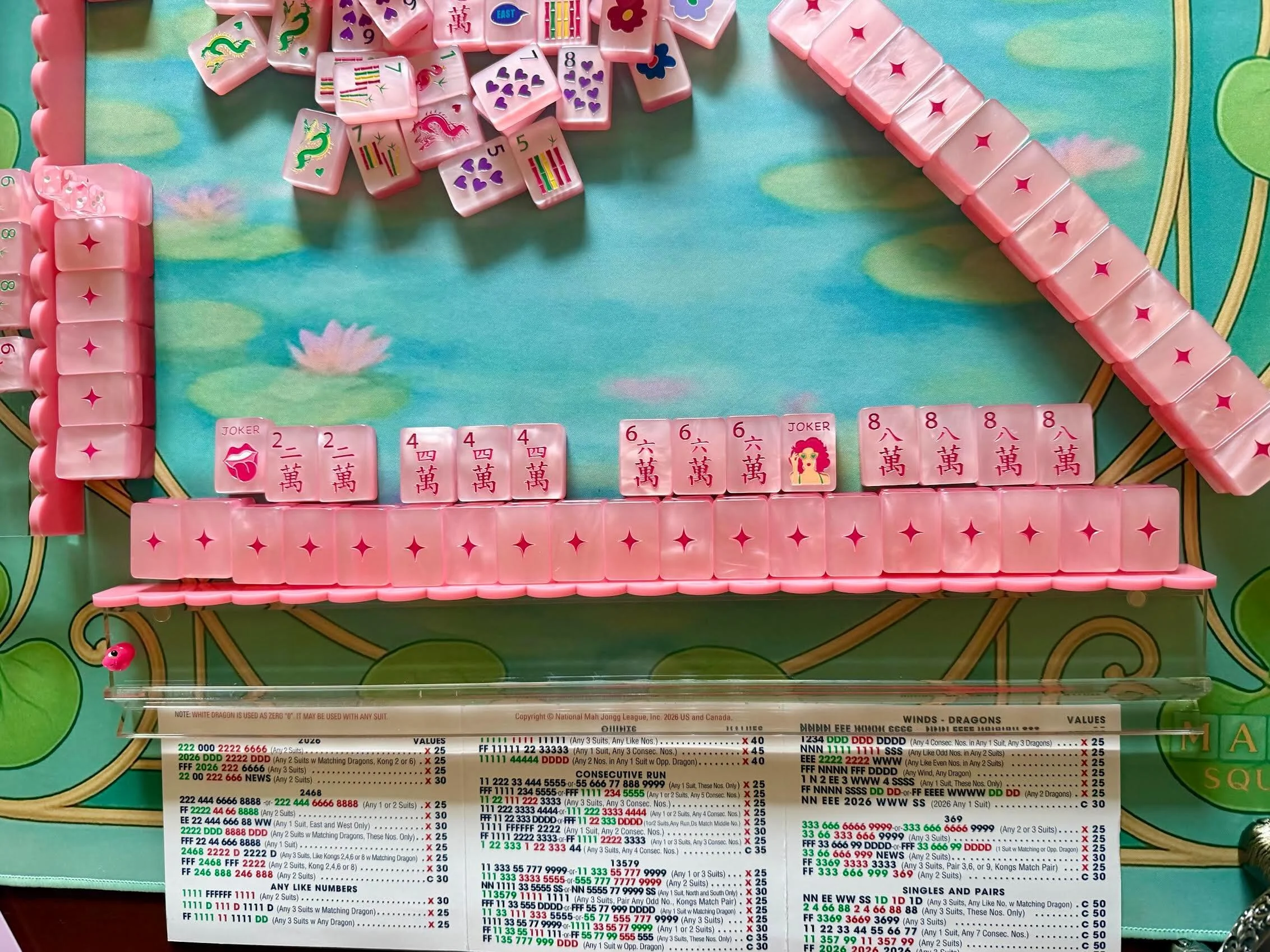 What&rsquo;s on my table today, and oh what a setup it is.

Pop Diva tiles in Cotton Candy Pink by @bespoke_mahjong , Monet&rsquo;s Reflections Mahjong Mat by @mahj_squad , and clear acrylic racks with pink magnetic pushers by @mahj_mood . A literal 