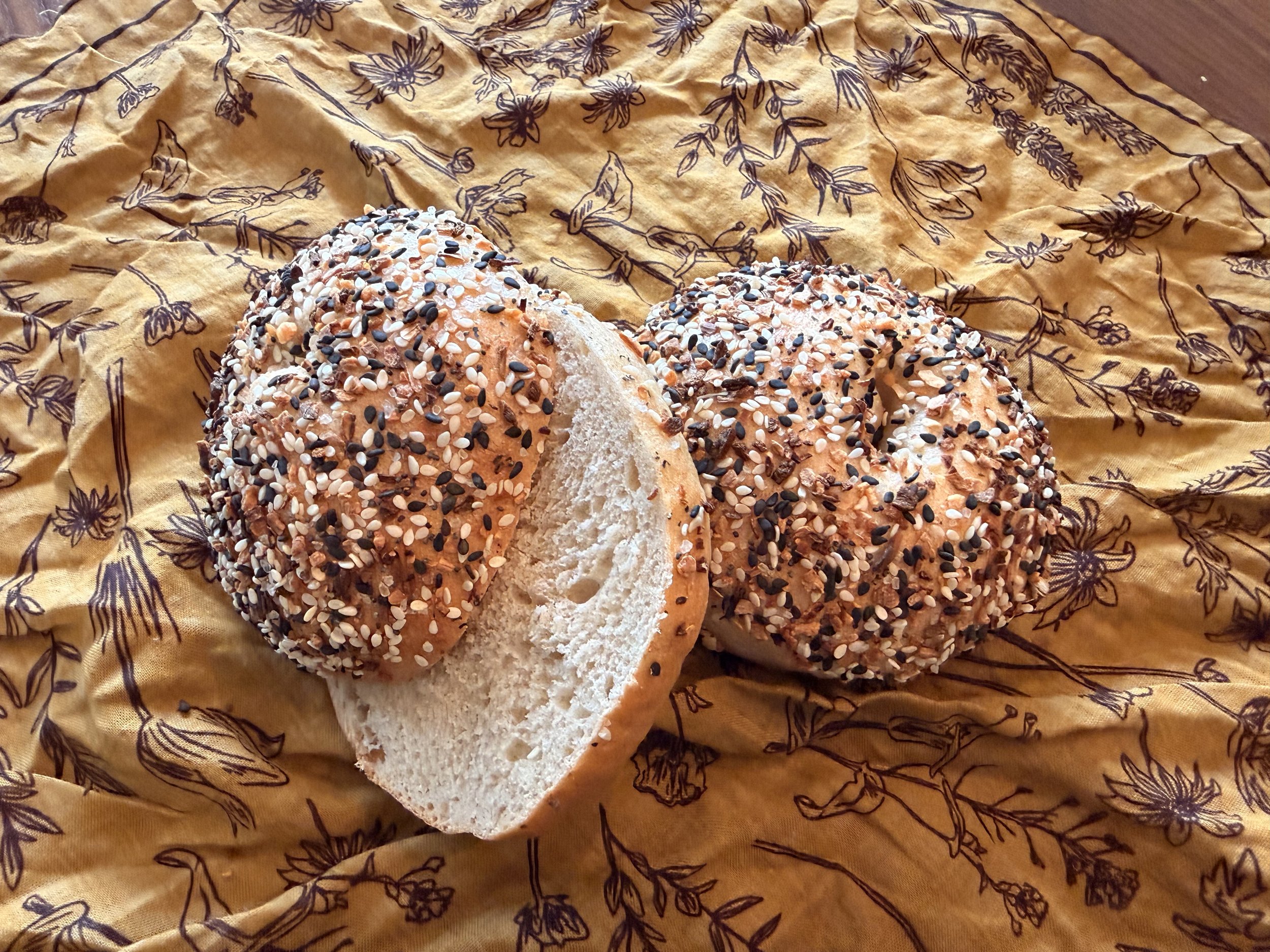 Full Bag Everything Sourdough Bagels (8)