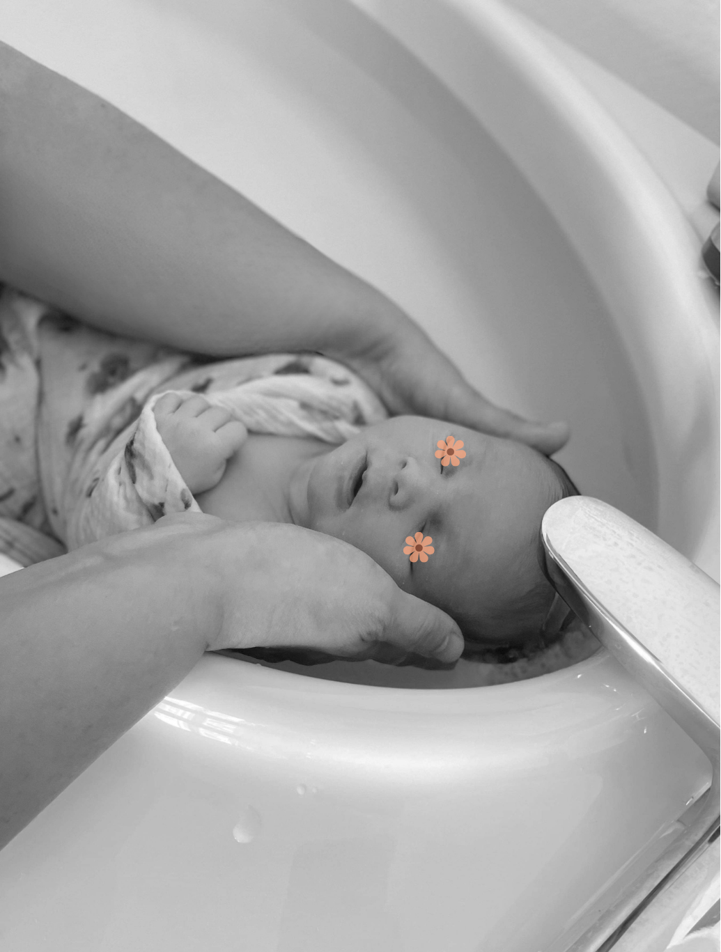 Bébé emmailloté, détendu dans l'eau. Il ferme les yeux