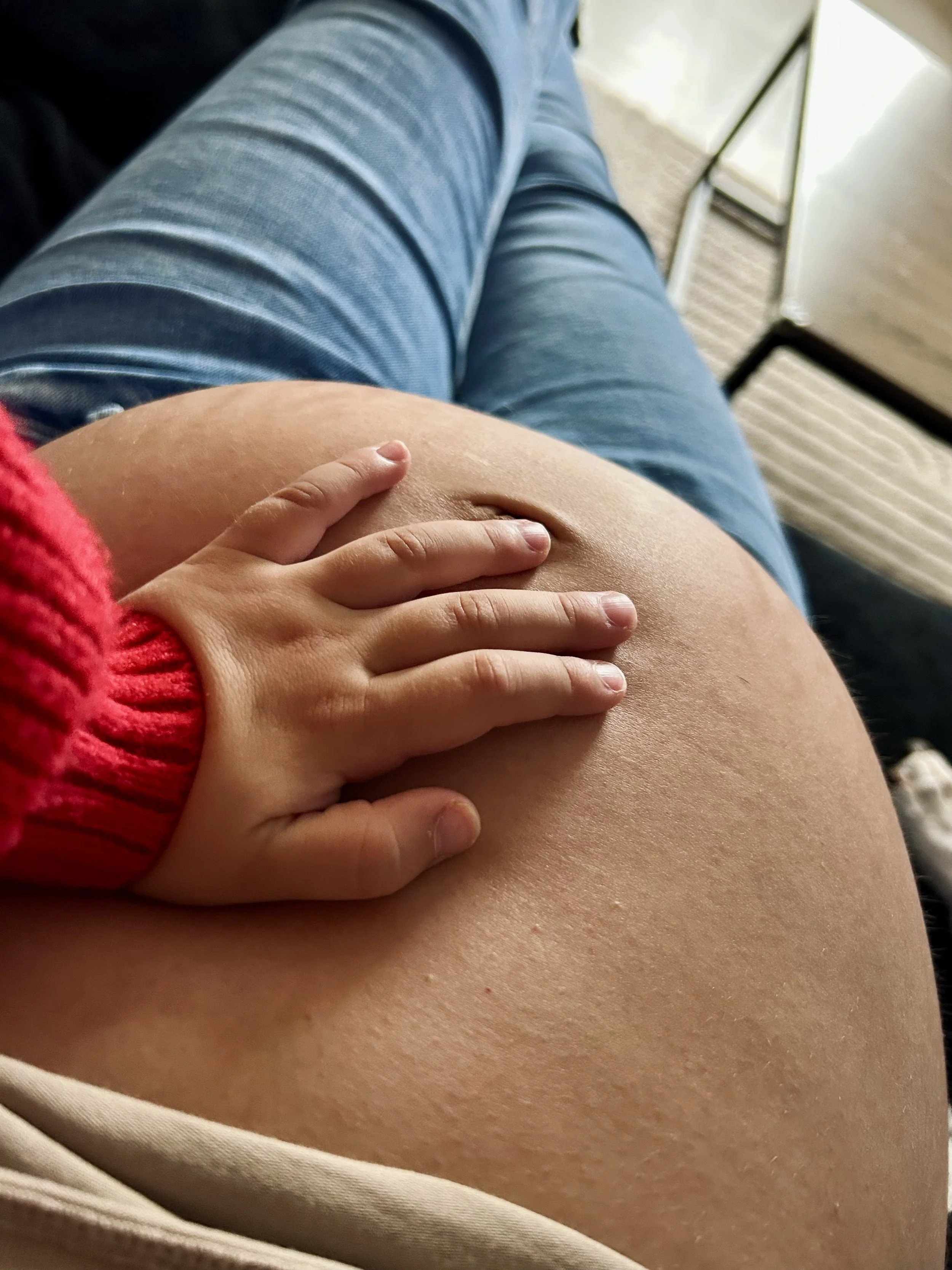 IMG_8161.jpegventre de femme enceinte avec une main d'enfant posée dessus