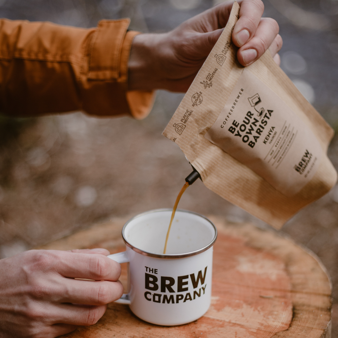 Pouring coffee using a Coffeebrewer from the gift bundle