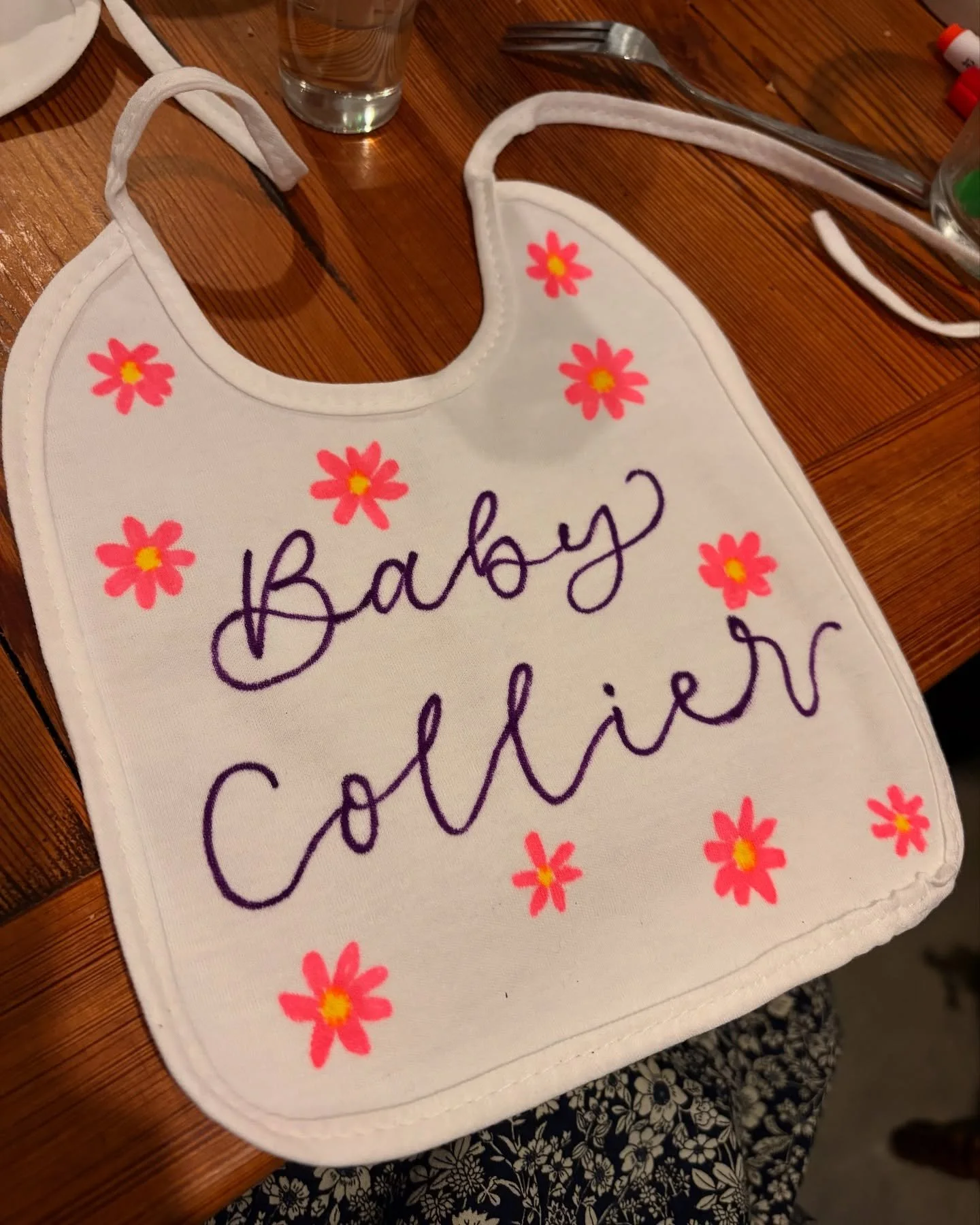 Had a lovely afternoon @bramleyscafeandcakery for our friends&rsquo; baby shower! Decorating bibs was a cute little activity for everyone - of course I had to use my calligraphy skills ☺️👶🏻🌸
