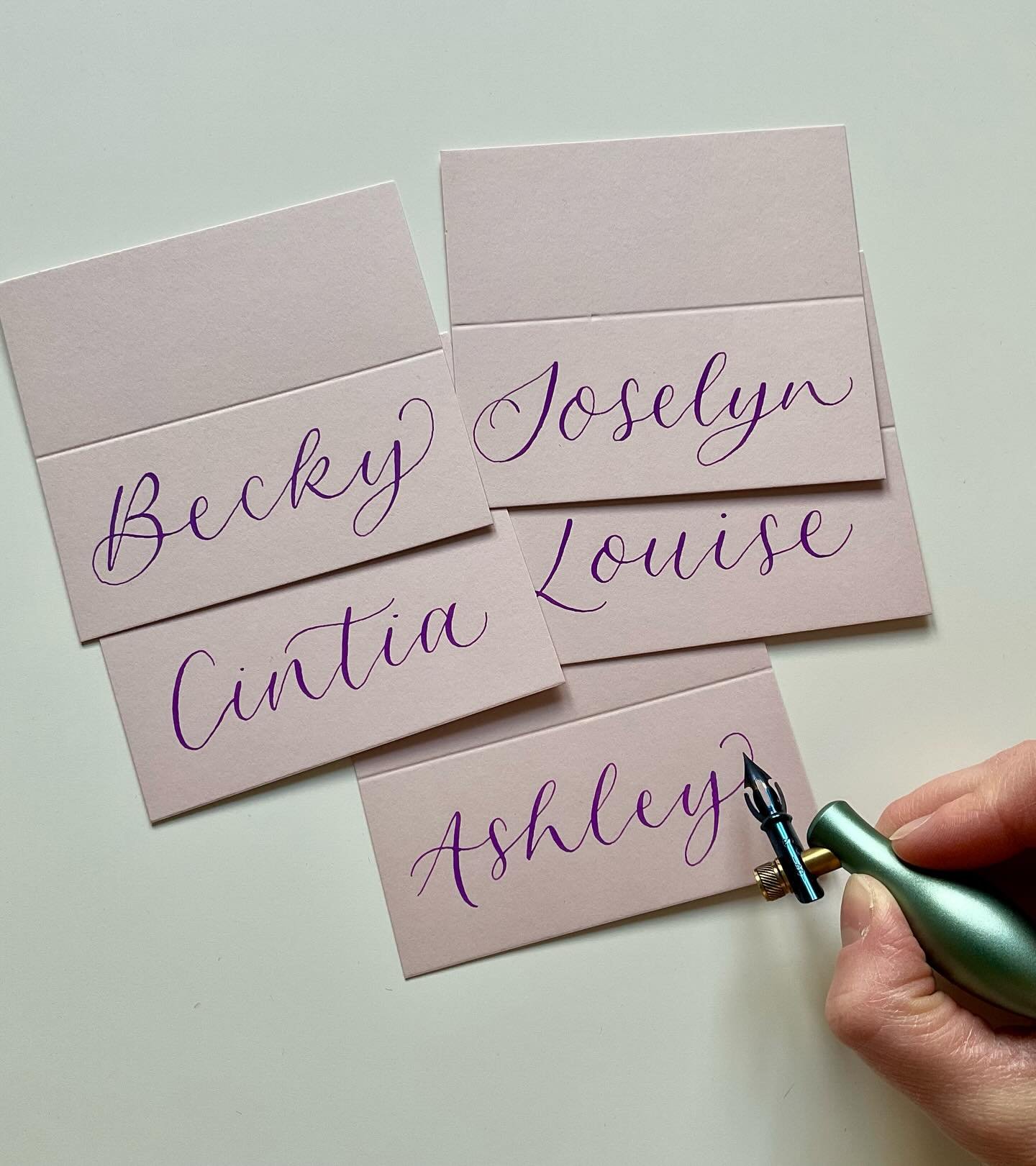 Prepping for Saturday&rsquo;s workshop @mana_art_gallery_ by writing these cute place cards 💕

I love to give everyone their own place card as it gives them a great reference point for learning to write their own name during the class 💜

Also, writ