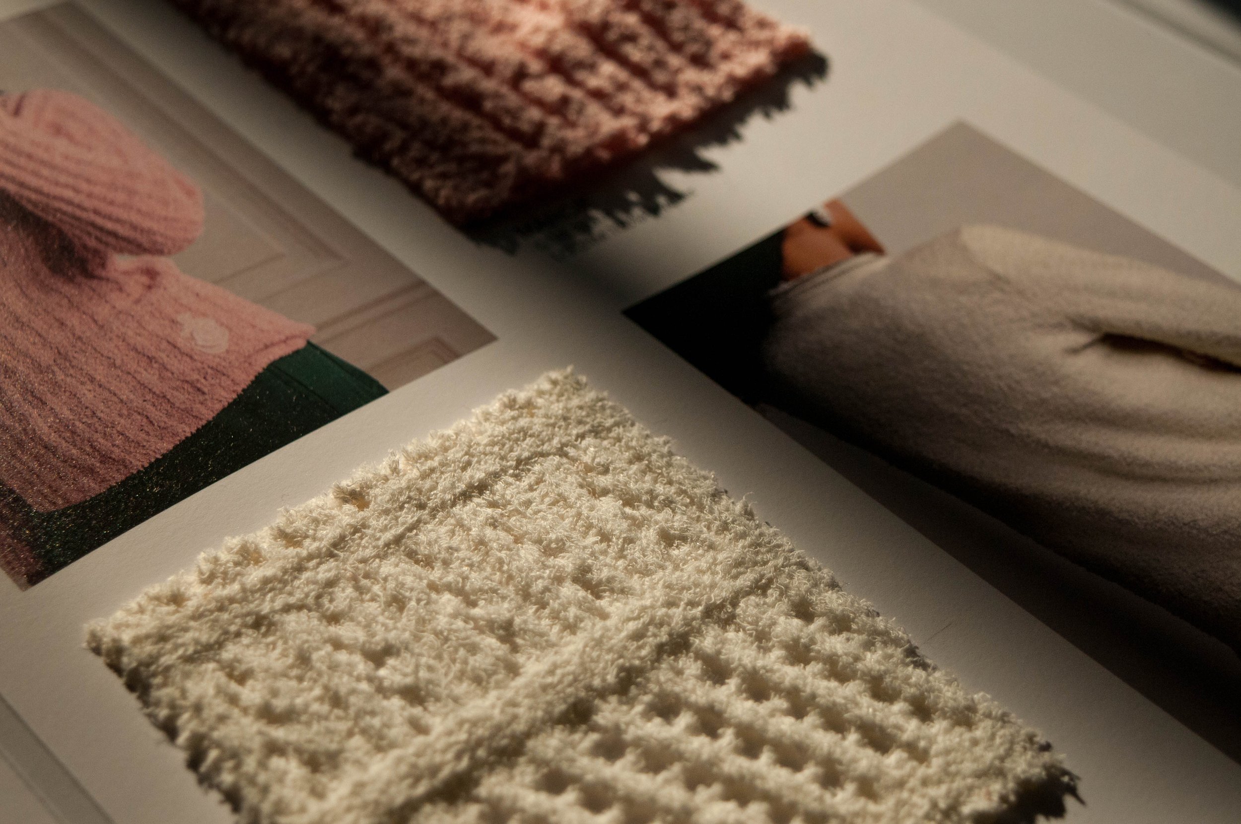 Vários tapetes e carpets de diferentes cores e texturas dispostos sobre uma mesa