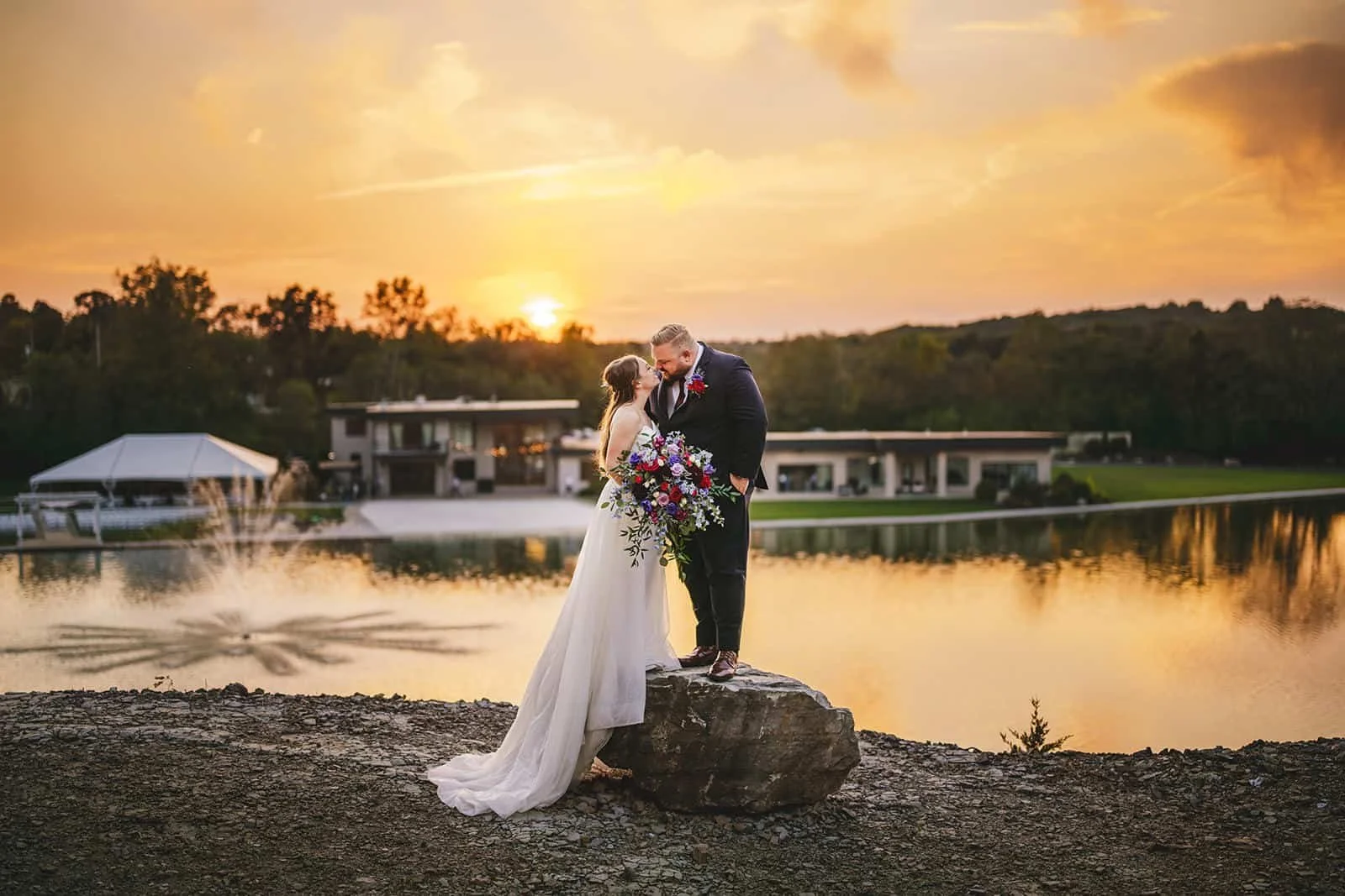 Sunset Bluffs: A Stunning Lakeside St. Louis Wedding Venue