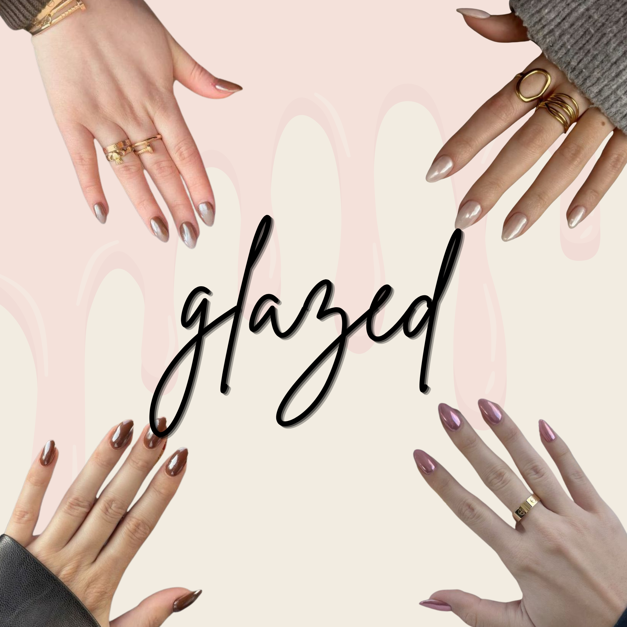 Manos con uñas bien arregladas con esmalte y varias sortijas de oro, sosteniendo una cartulina con letra cursiva que dice 'very added'.