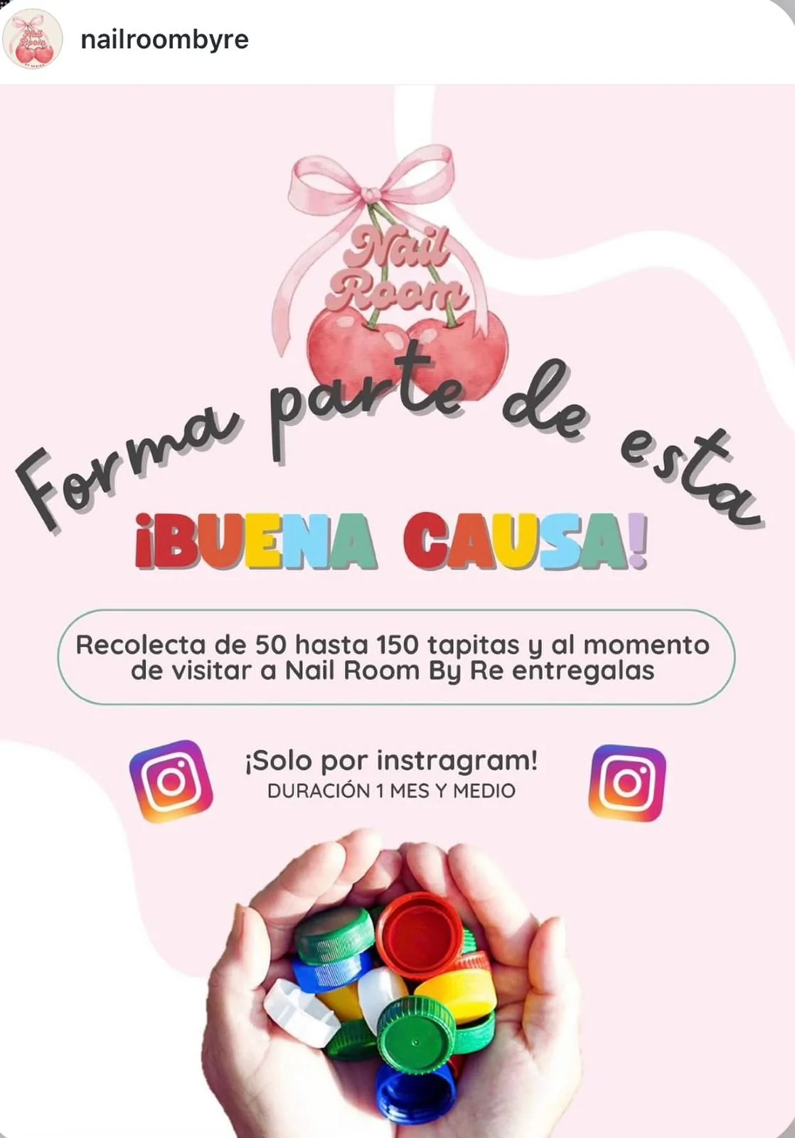 Imagen promocional para un evento de recolección de tapas de plástico para donar a Nail Room, con texto en colores y una mano sosteniendo tapas de plástico de diferentes colores.