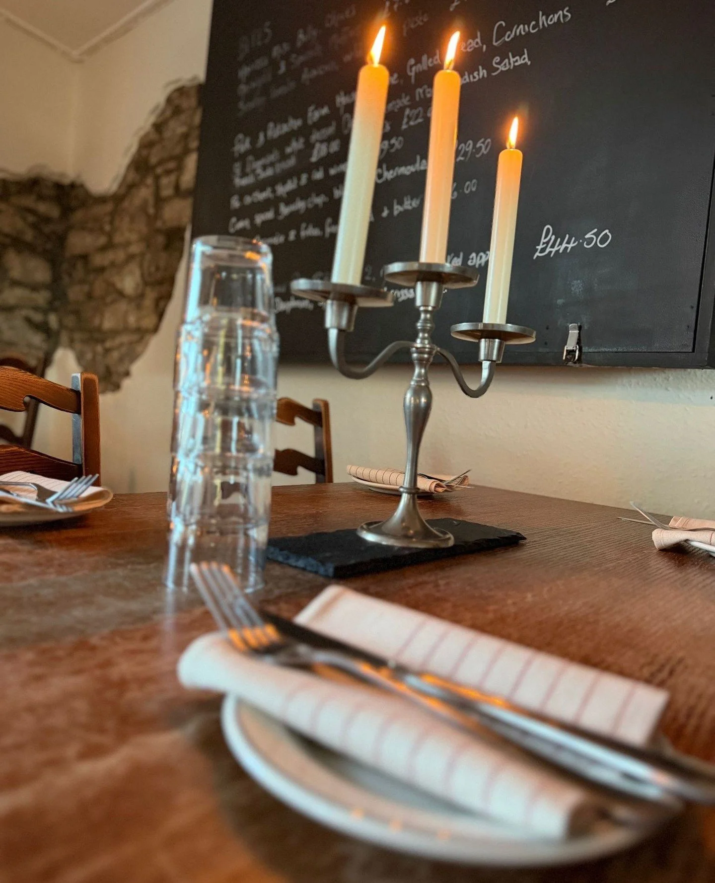 Our dining room, ready for lunch service.⁠
⁠
Simple, relaxed, and letting the food do the talking.⁠
⁠
#ButchersArmsLlanddarog #ButchersArms #CarmarthenshirePub #GastoPub #ProperPub #PubGrub #Lobster #VisitCarmarthenshire #YesChef #DiscoverCarmarthens