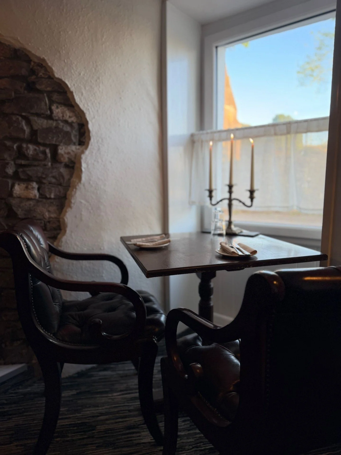 A quiet corner of our dining room in the early evening sun, overlooking the church.⁠
⁠
One of our favourite places to pause before the tables begin to fill.⁠
⁠
#ButchersArmsLlanddarog #ButchersArms #CarmarthenshirePub #GastoPub #ProperPub #PubGrub #L
