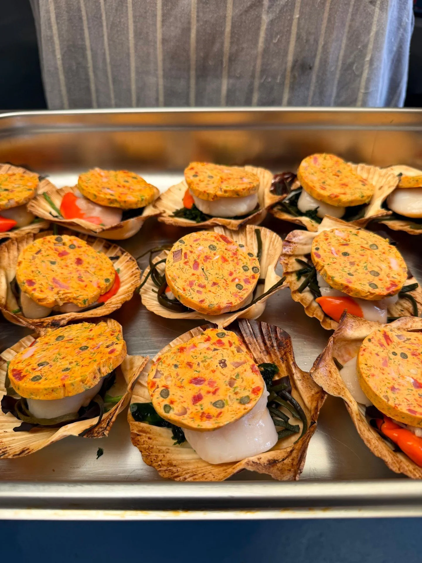Scallops in the shell, topped with chorizo and coriander butter, heading for the oven. 🔥⁠
⁠
#ButchersArmsLlanddarog #ButchersArms #CarmarthenshirePub #FreshFish #SustainableFishing #LocalProduce #GastoPub #ProperPub #PubGrub #VisitCarmarthenshire #Y