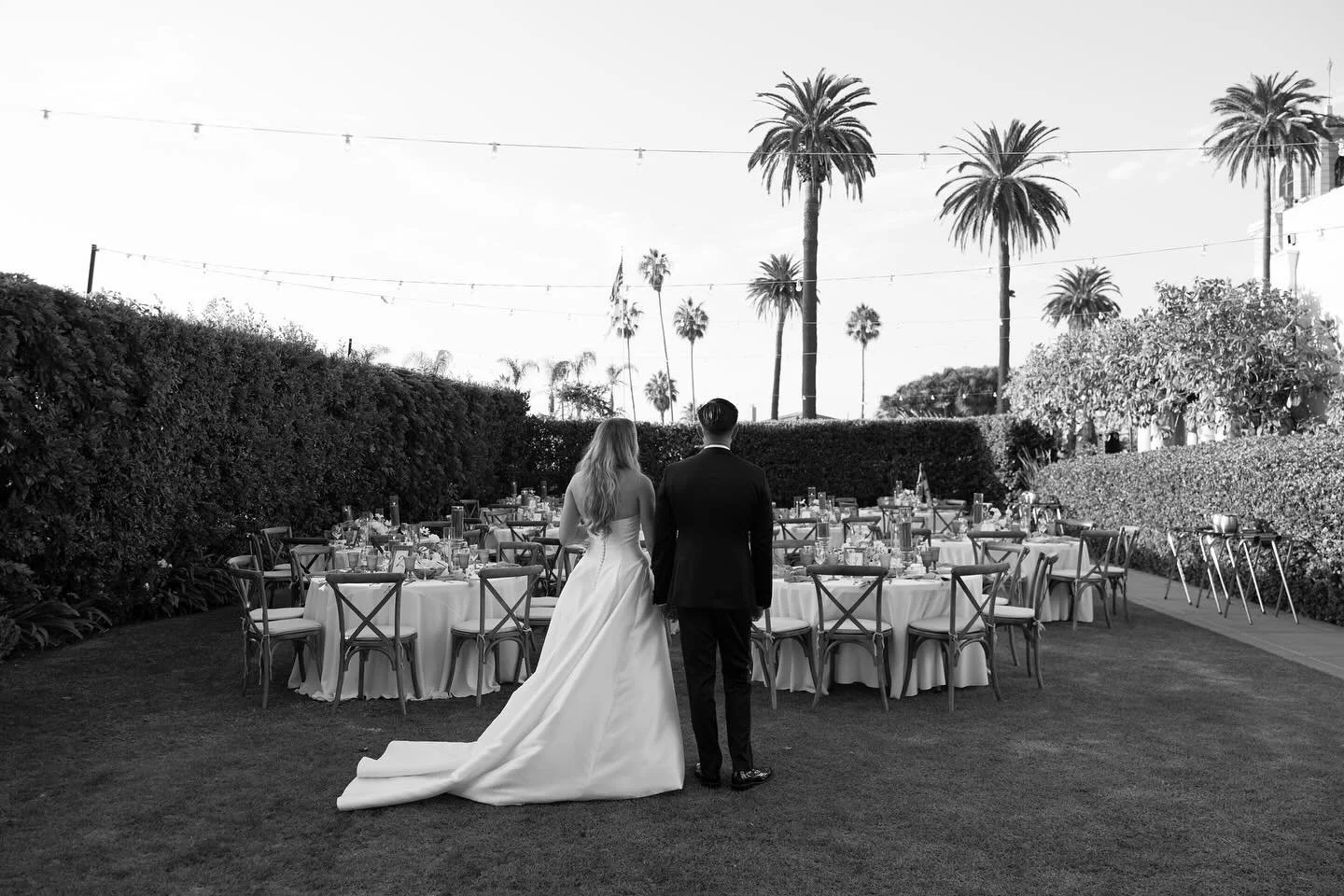 First look at their reception space ✨

Venue: @lajollawomansclub
Coordinator: @inthedetails.co
Photography: @lindsaymelaniephoto
Florals: @sungrown.florals
Catering: @wildthymeco
Cake: @lesfleurssd
Bar: @snakeoilcocktail
DJ: @dancingdjproductions
Mak