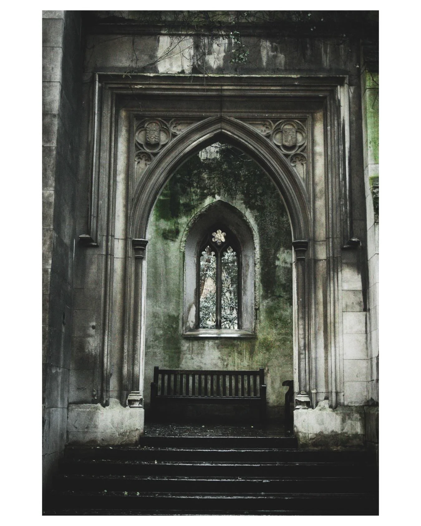 The city felt quieter here.

#londonstreetphotography #londonmood #streetphotographercommunity #stdunstanintheeast #canonr10
