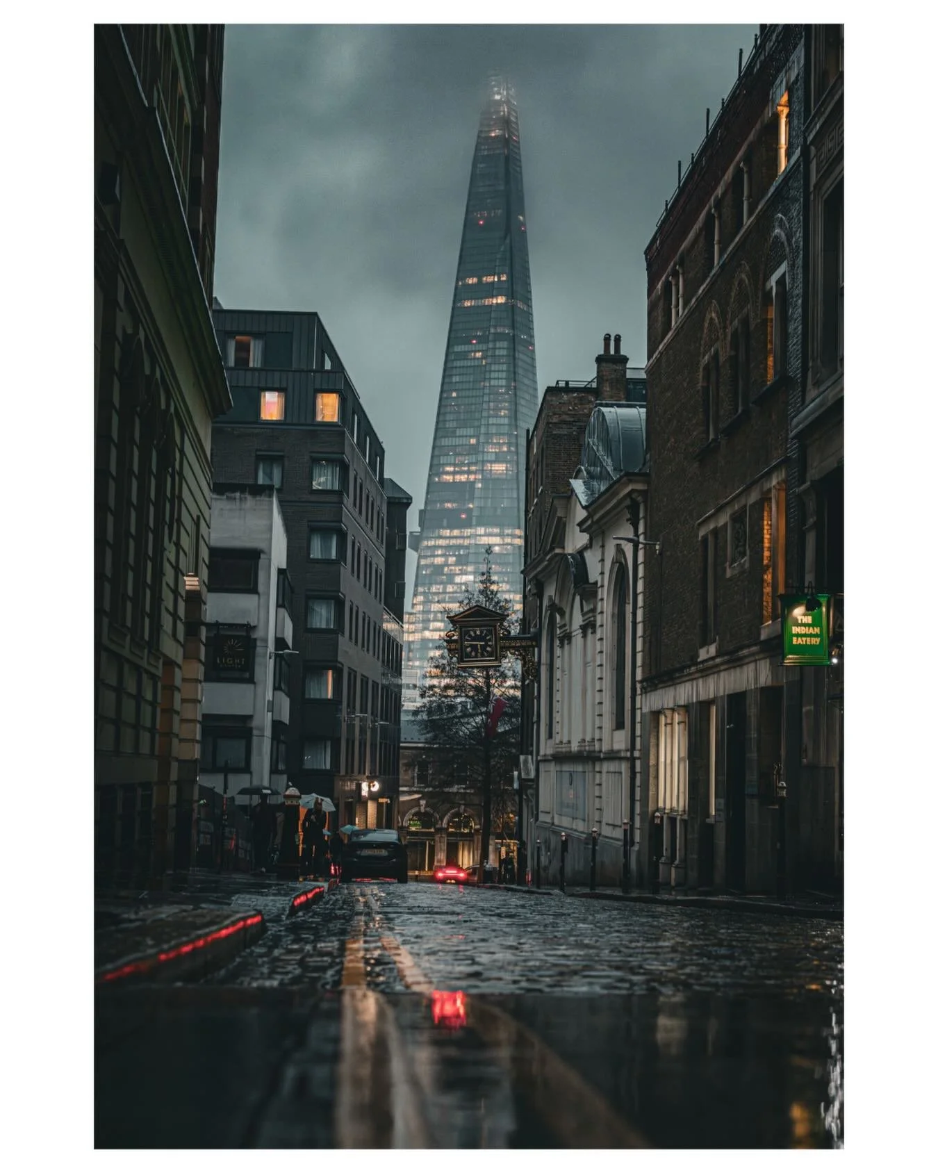 Even in the grey&hellip; the city finds its colour.

#londonstreetphotography #londonphotographer #moodylondon #theshard #creative_ace