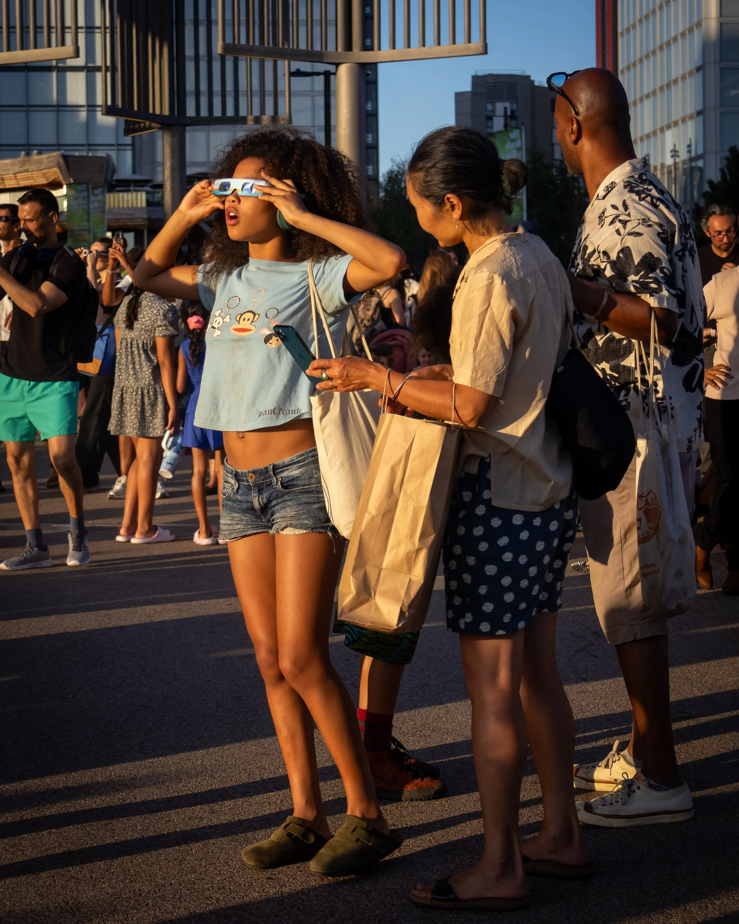A different kind of street photography.
Watching London experience the eclipse 🌒📸

#londonstreetphotography #eclipse2026 #urbanphotography documentaryphotographer streetphotographycomm