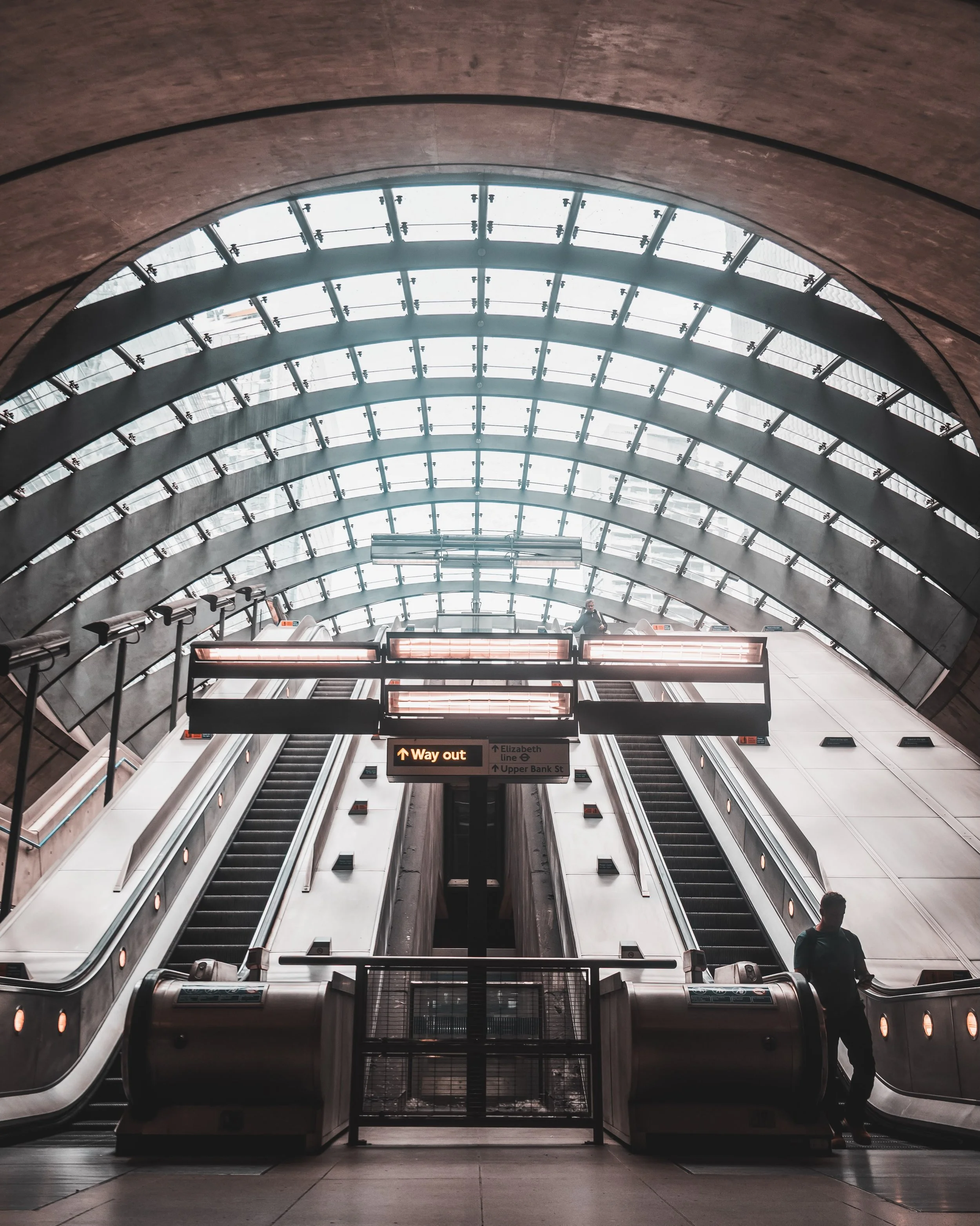 Playing with leading lines and symmetry in Canary Wharf 📐📸

Thanks to @skg_edi and @before_its2late for hosting another great photo walk!

#londonstreetphotography #londonphotographer #urbanstreetphotography #leadinglines #symmetry