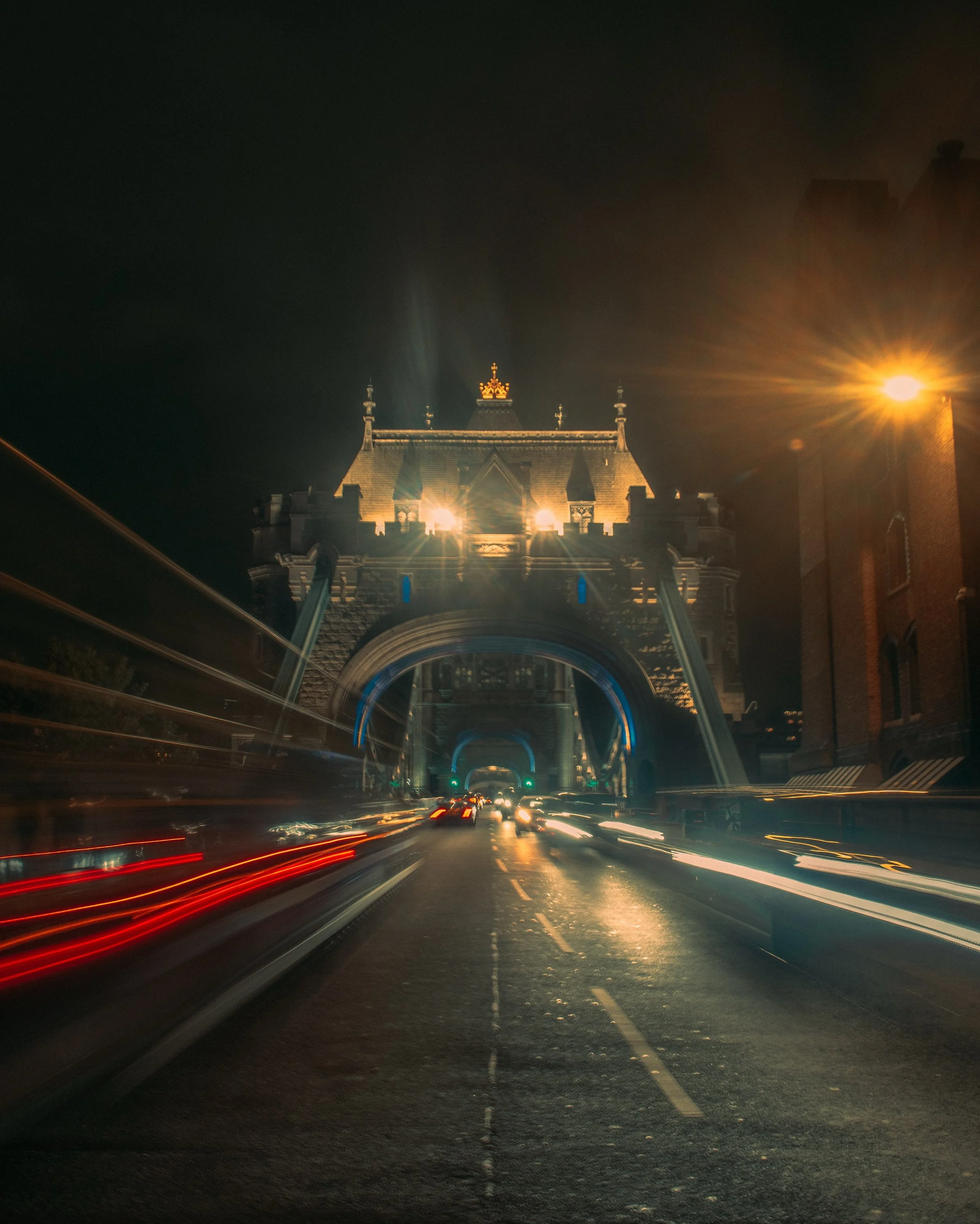Experimenting with long exposure after dark 📸🌃

I took a walk around London Bridge and Bank to experiment with capturing movement, light trails and the city at night.

I definitely learned a few things along the way, especially about timing and get