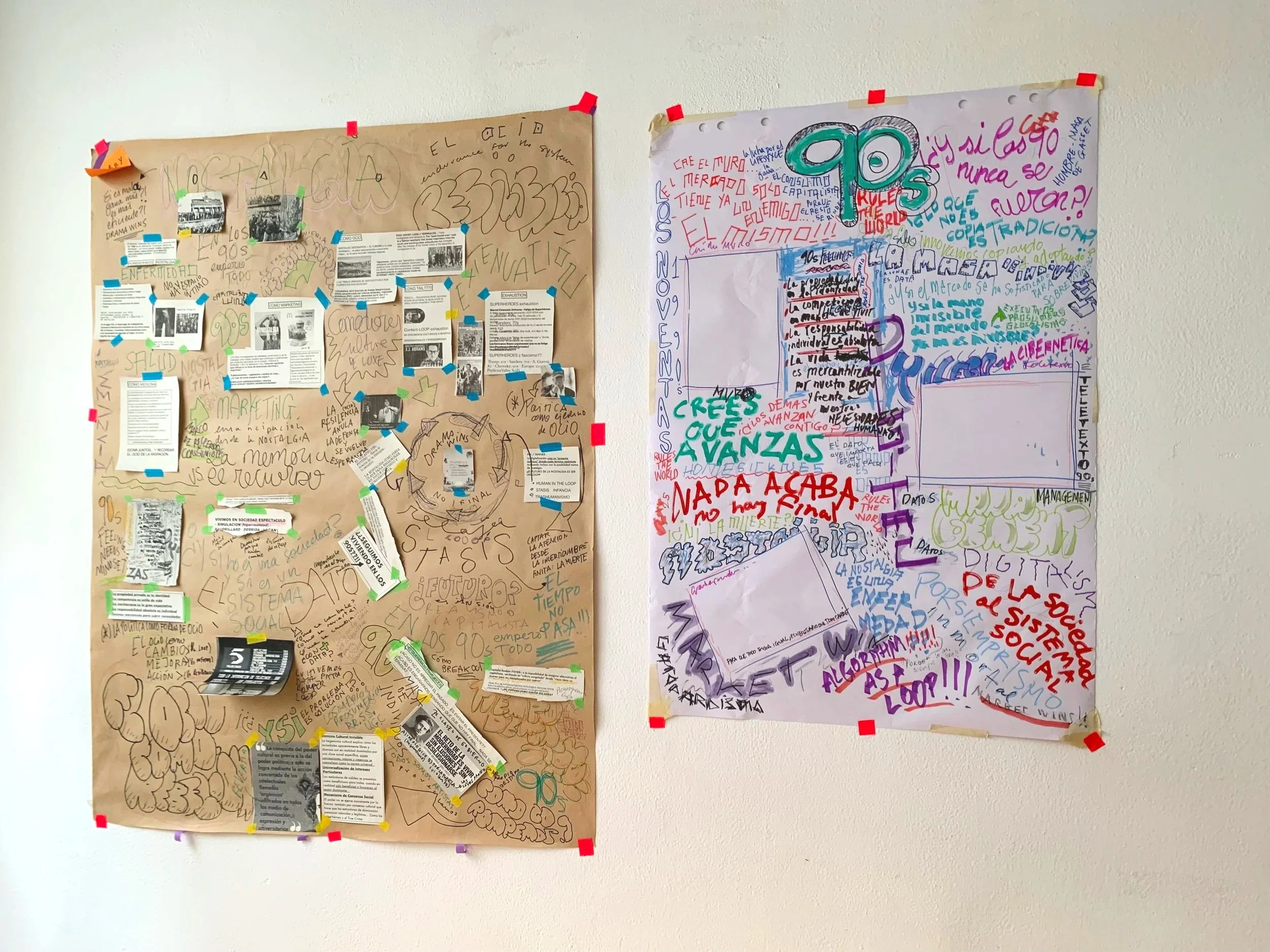 Póster con notas escritas y recortes adhesivos en una pared blanca, con temas de sociedad, economía y ciencias sociales, en colores como beige y blanco, con varios textos y dibujos.