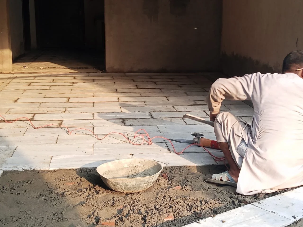 laying marble flooring .JPG