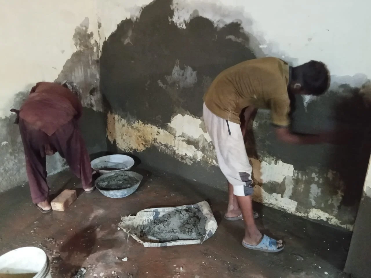 Mudding the walls .JPG