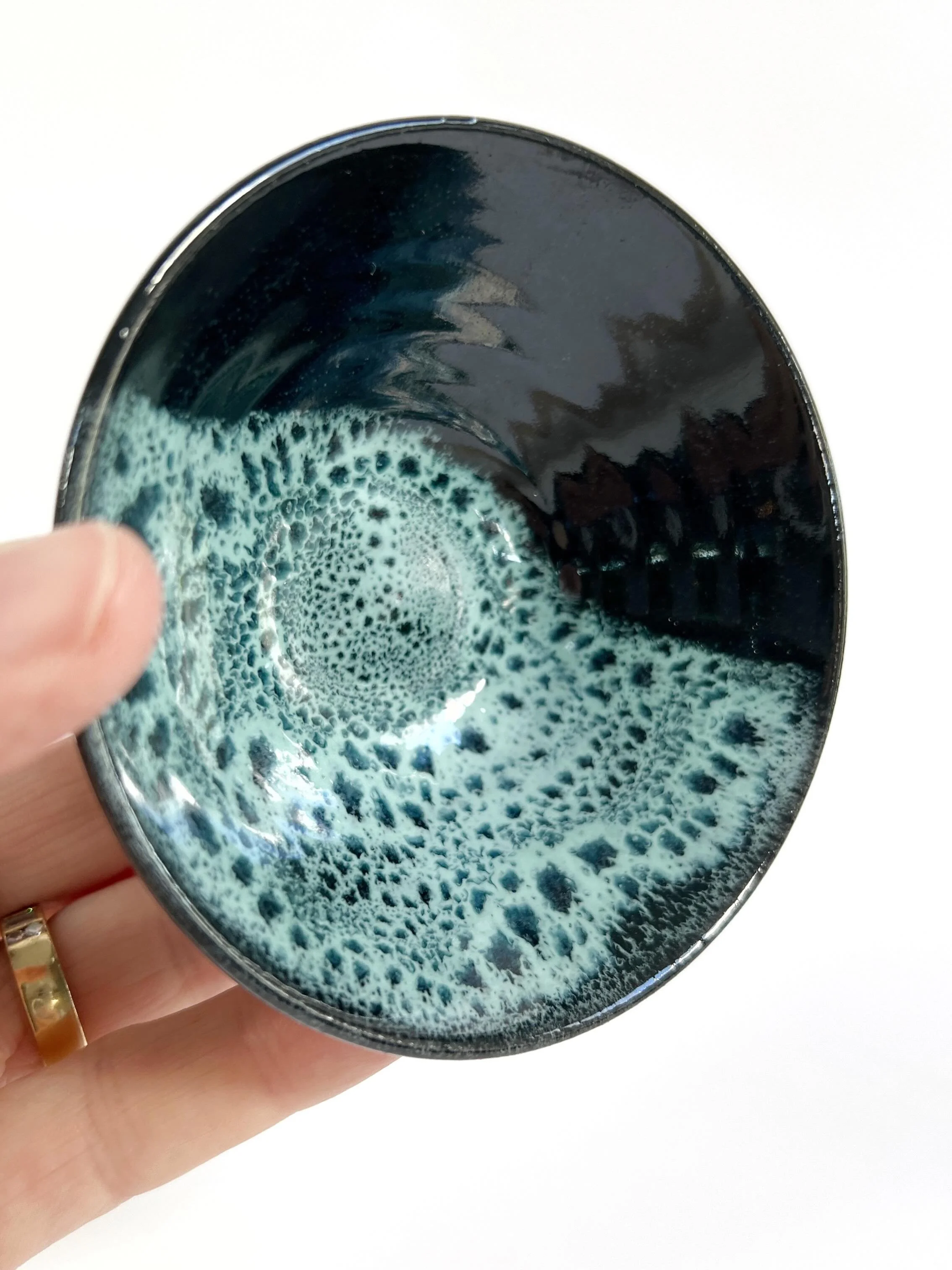 Well hello beautiful! 🌊🖤 This is by far one of my favourite, and most well behaved, glaze combos, and I&rsquo;m absolutely loving the intense depth of the colours on the black clay in this batch! 👌🏼 #sydneypottery
#ceramicsofinstagram
#jacpots #a