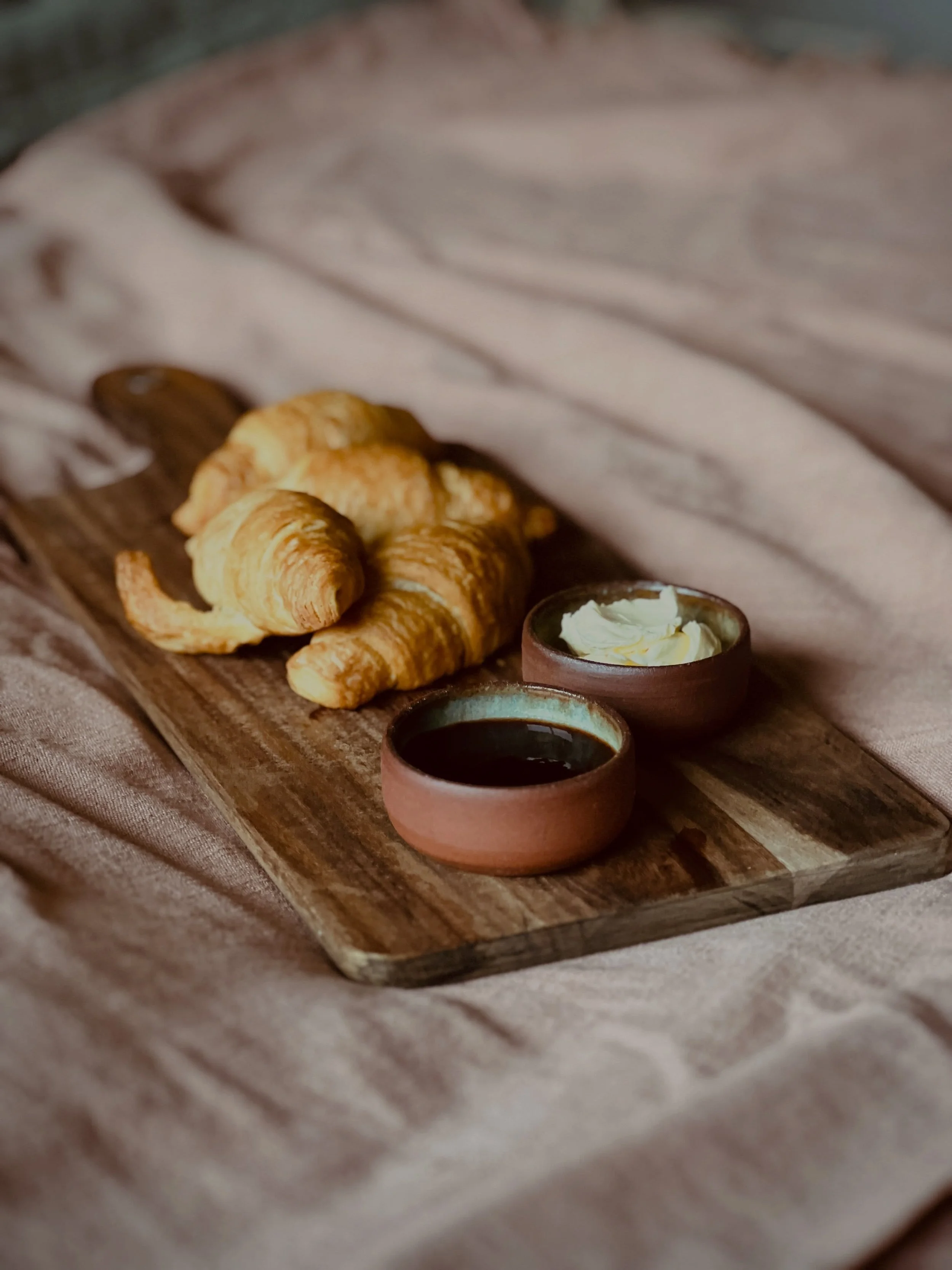 🥐 Two little bowls from the Ochre collection on breakfast duty! The rest are available online! Slow mornings, fresh croissants, handmade bowls paired with jam from @theseasonalcompanion - perfection! 👌🏼 #handmadepottery #croissants #slowmornings #