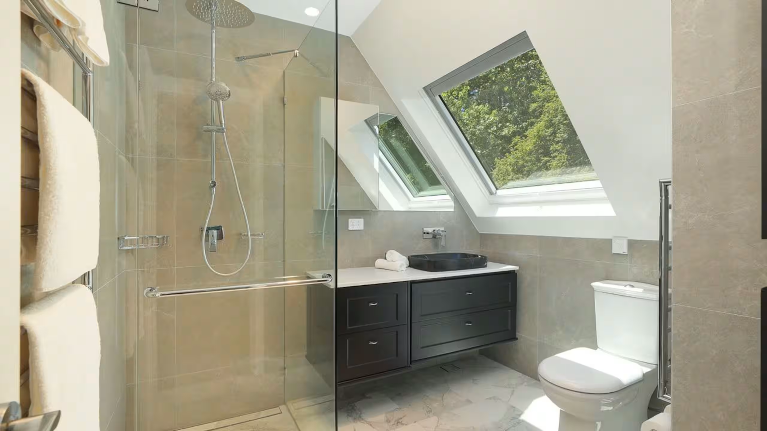 Ensuite - Room 4.png