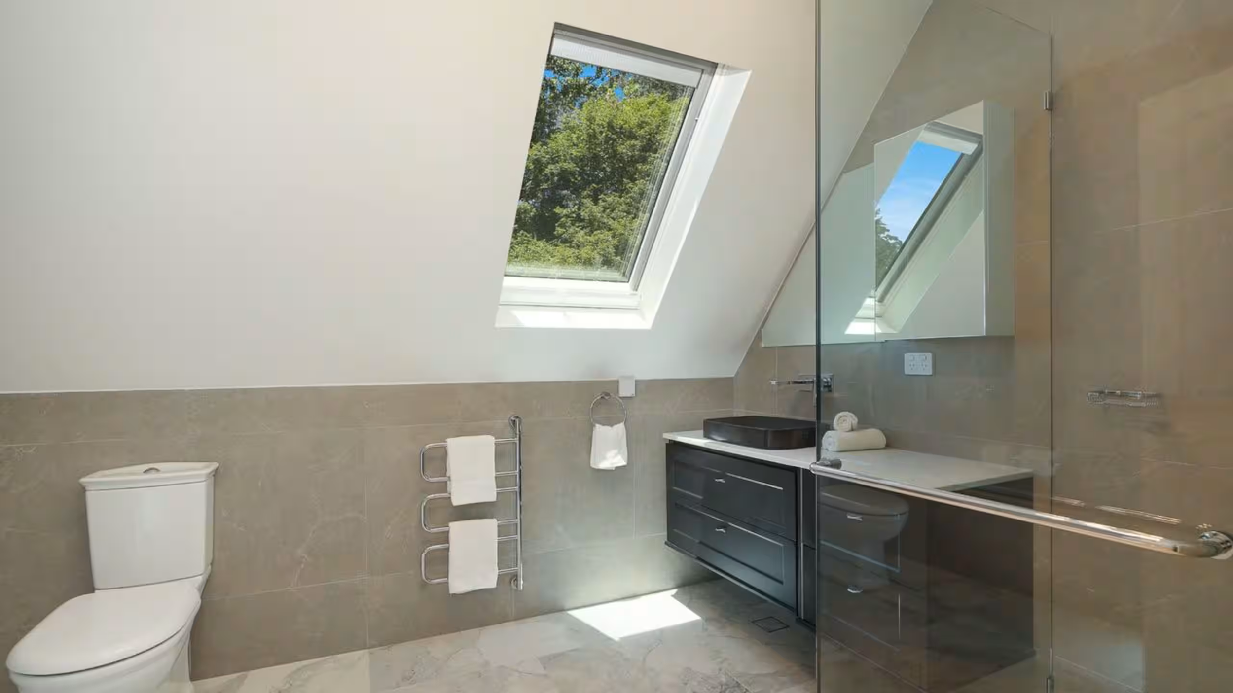 Ensuite - Room 3.png