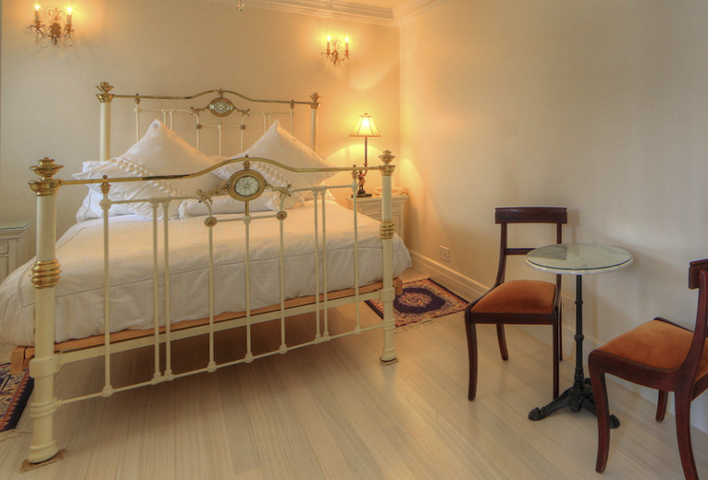 Petite White Room.png