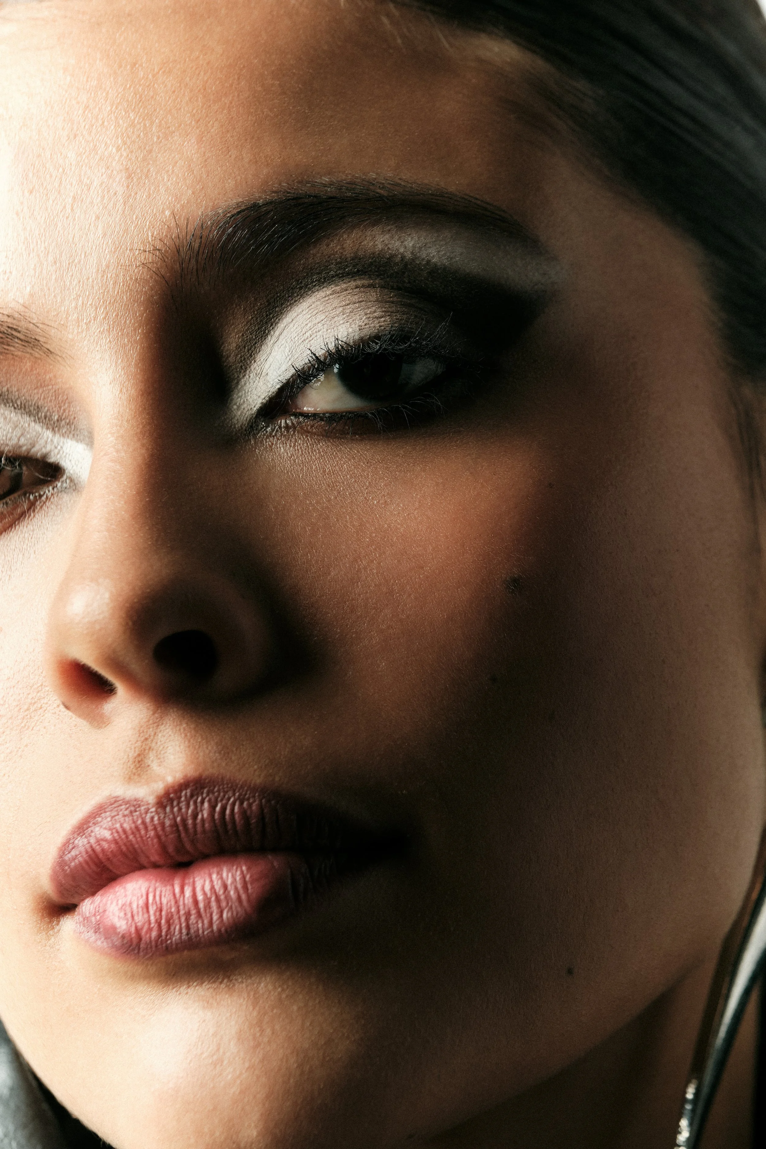 Primer plano de rostro femenino con maquillaje de ojos y labios