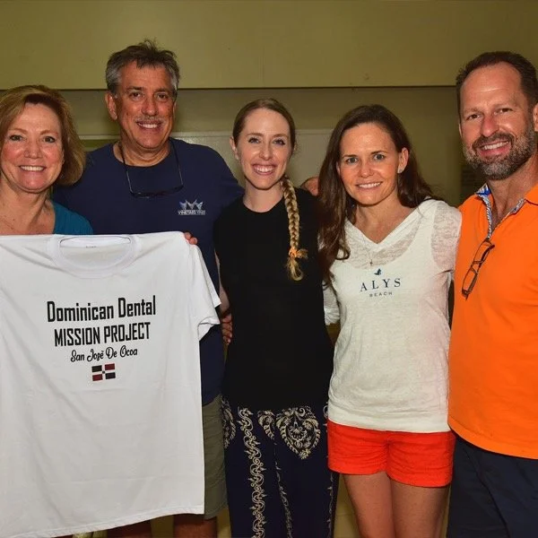 Dr. Easley with 4 people holding a Dominican Dental Mission Project t-shirt