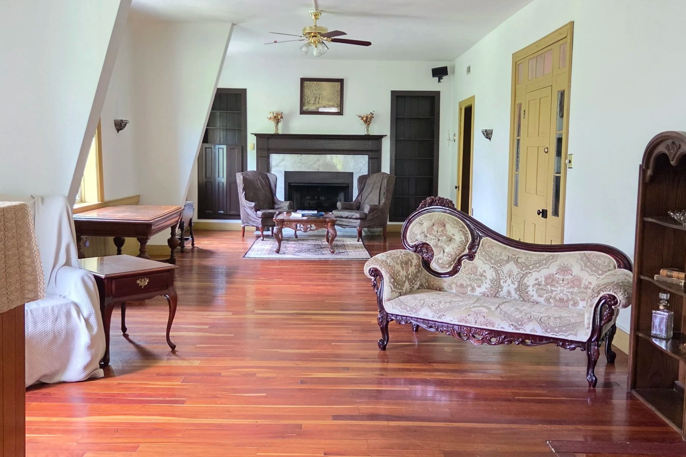 Barn+Lounge.jpg