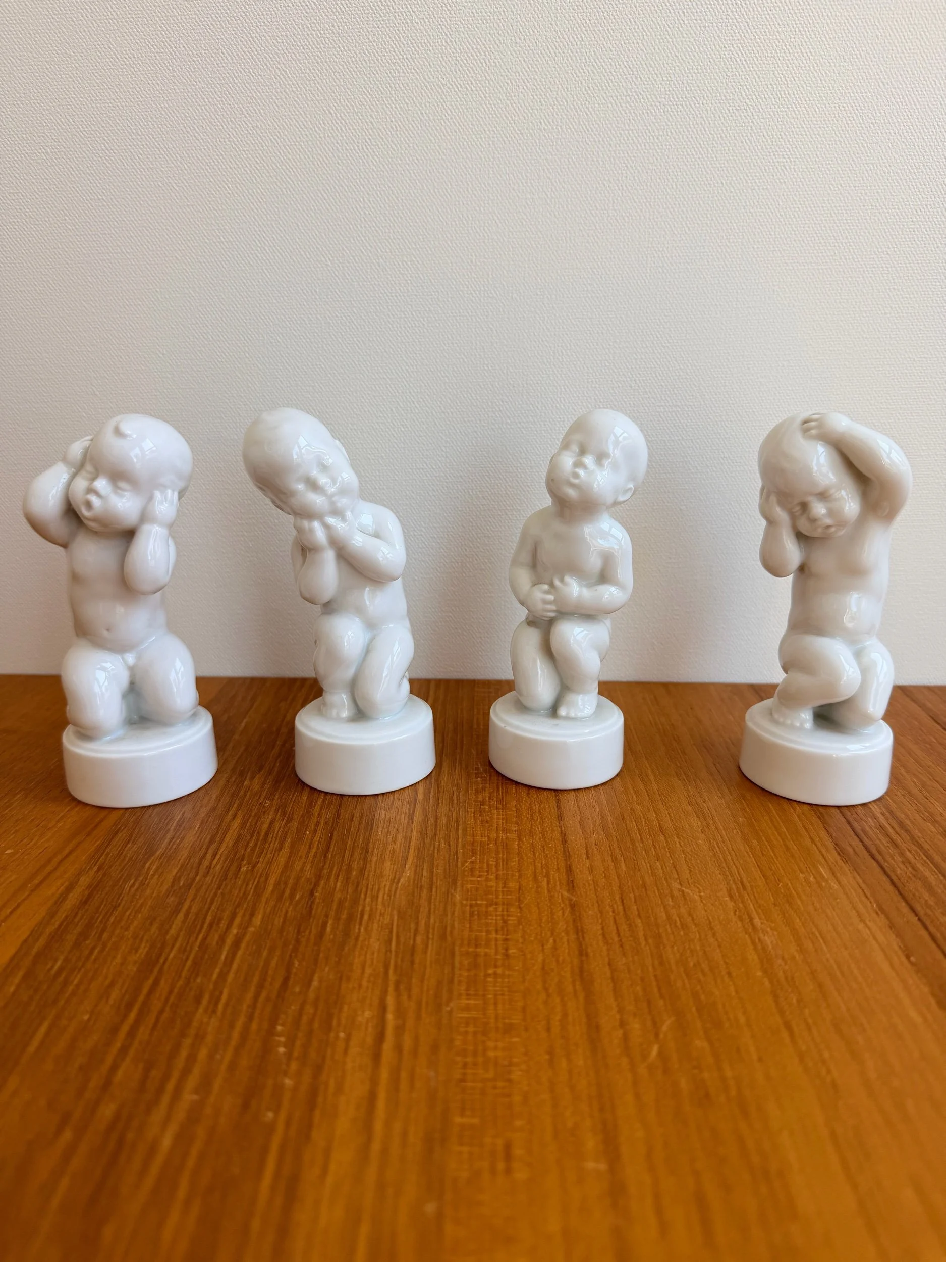 small set of vintage “four aches”
