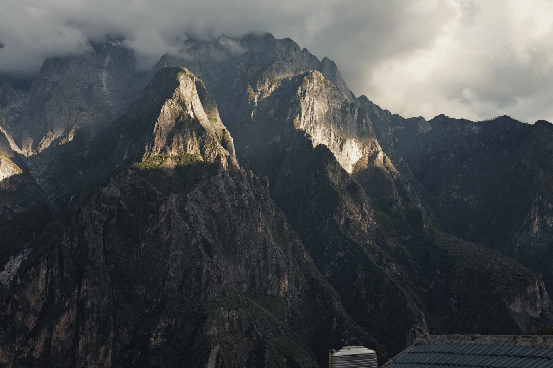 Floating Between the Clouds and the Chasm: My Stay at Qi Feng Shan Homestay