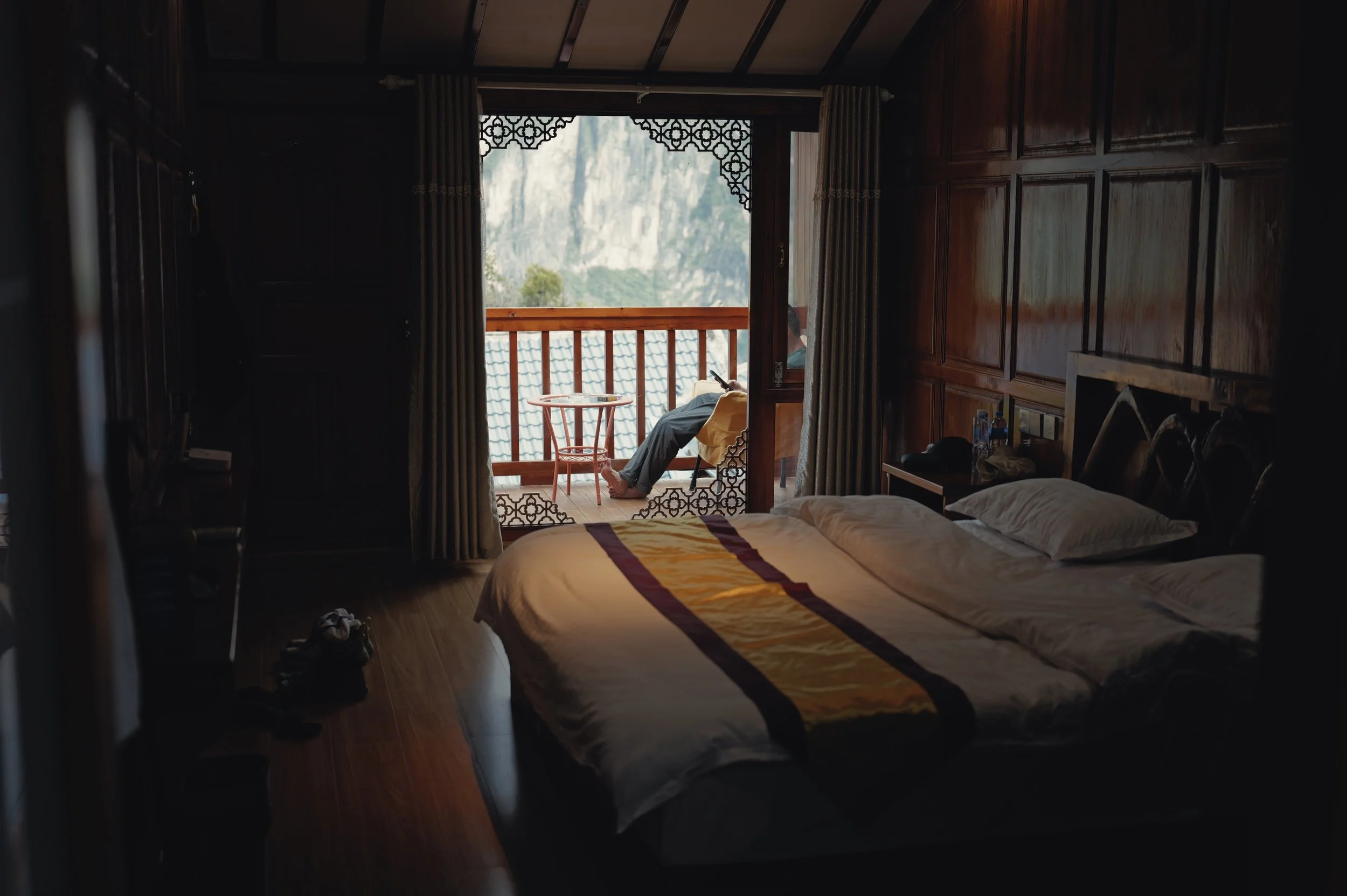Guesthouse room with a mountain view in Tiger Leaping Gorge, Yunnan