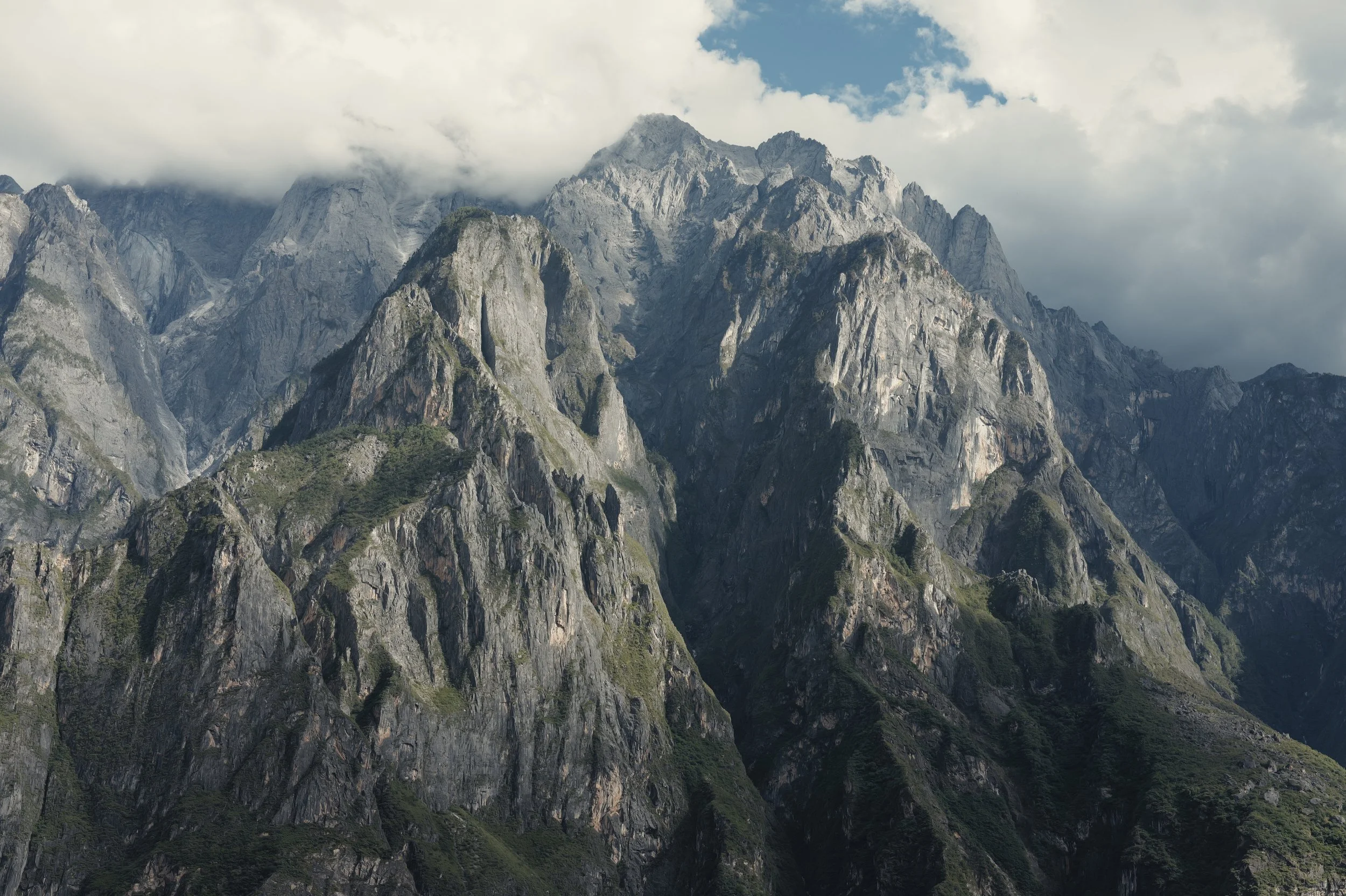 Clouds gathering over jagged peaks in Tiger Leaping Gorge — Leica Q3 43 landscape photography